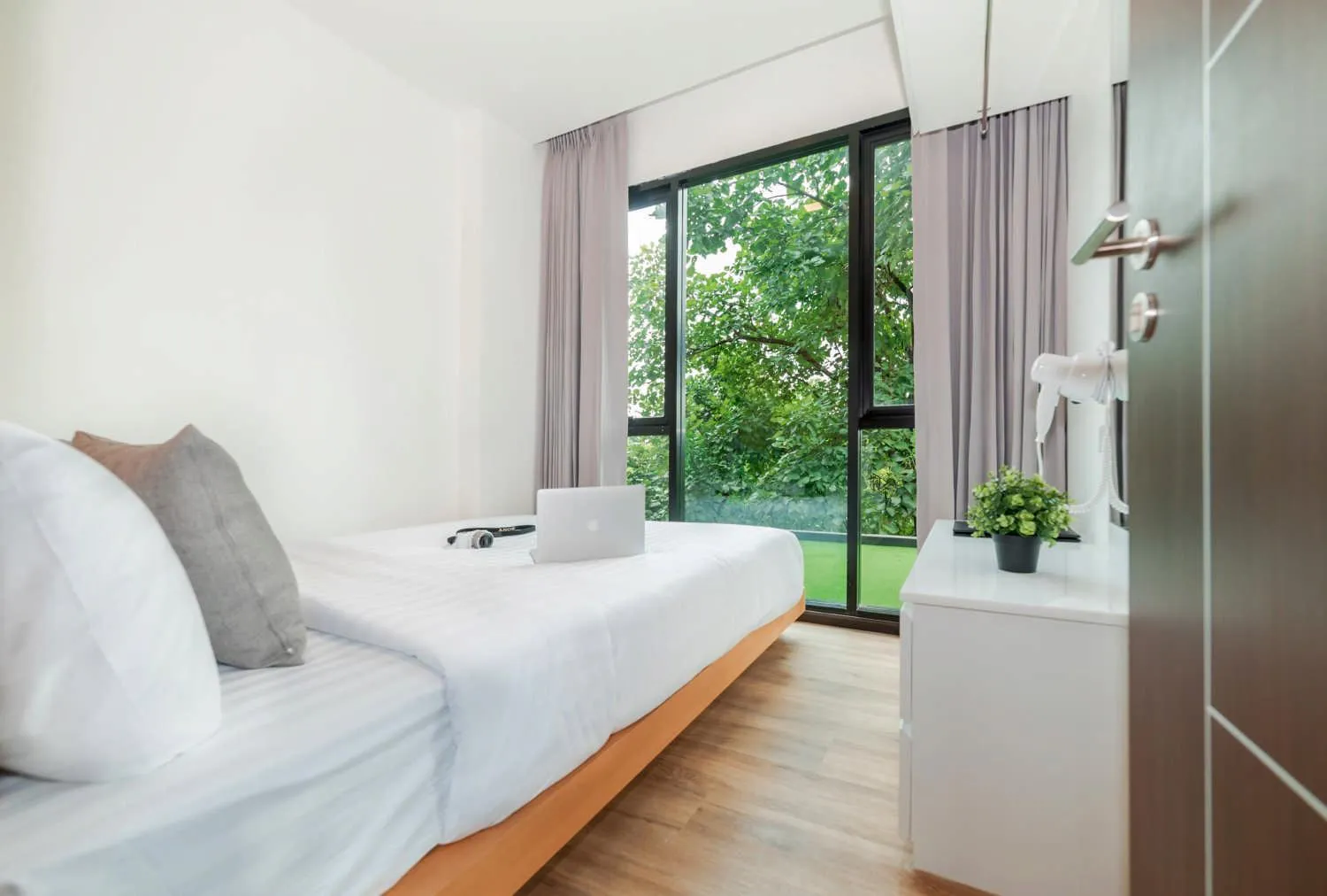 Photo of the whole room in Pause and Play Hotel