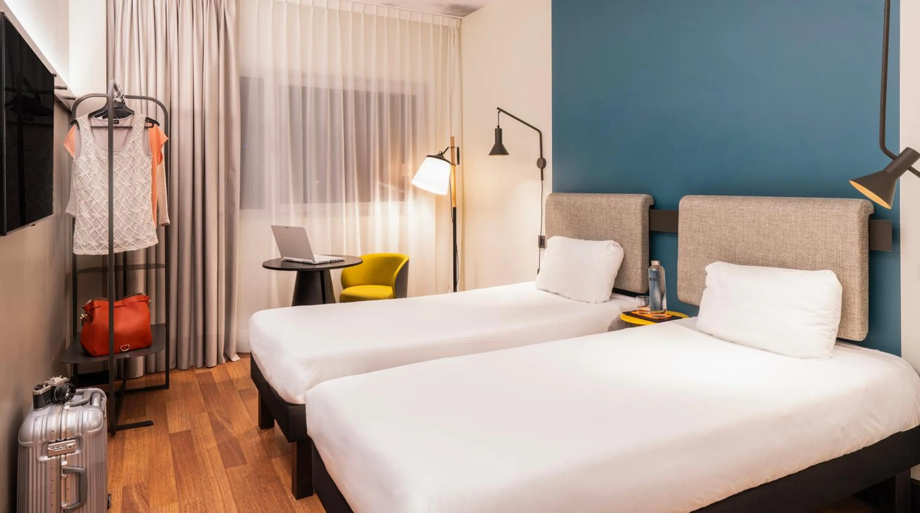 Property building, Bed in Ibis Madrid Aeropuerto Barajas