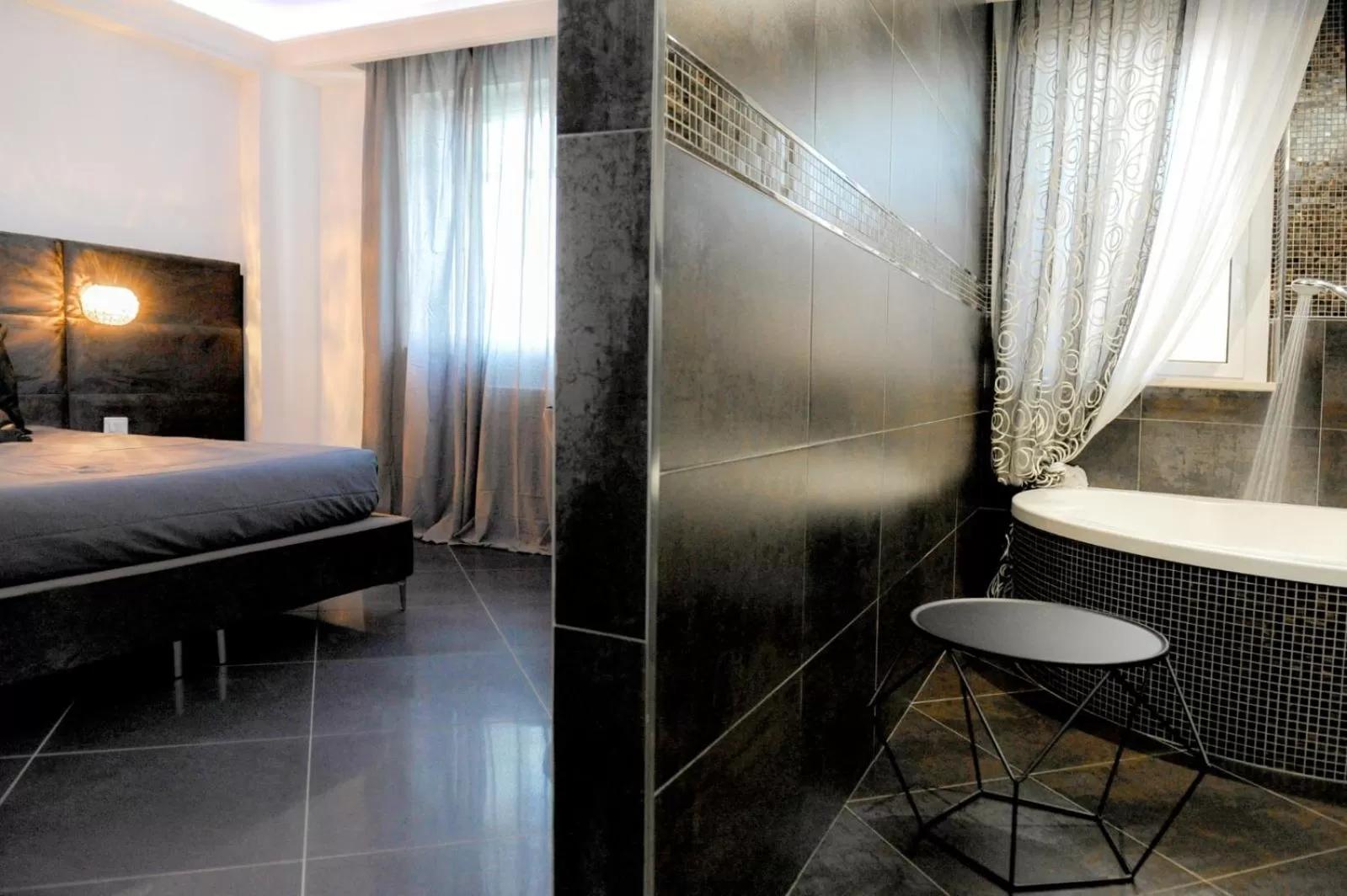 Bathroom, Bed in AIRPORT BARi DELUXE