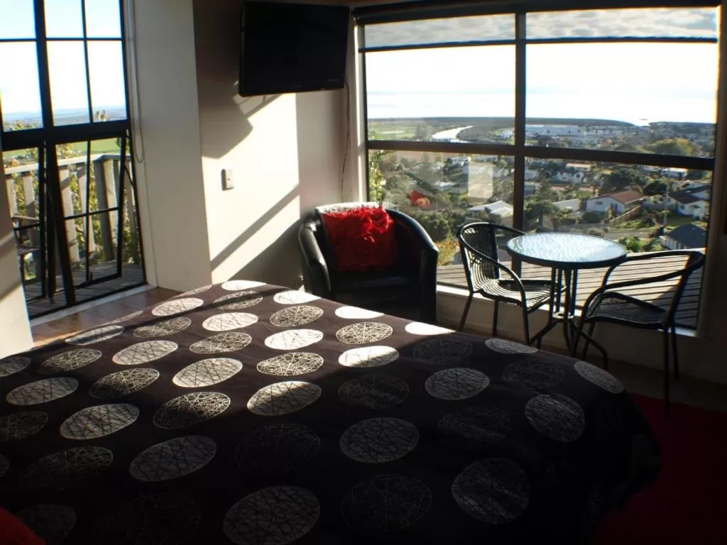 Photo of the whole room, Bed in Grafton Cottage & Chalets