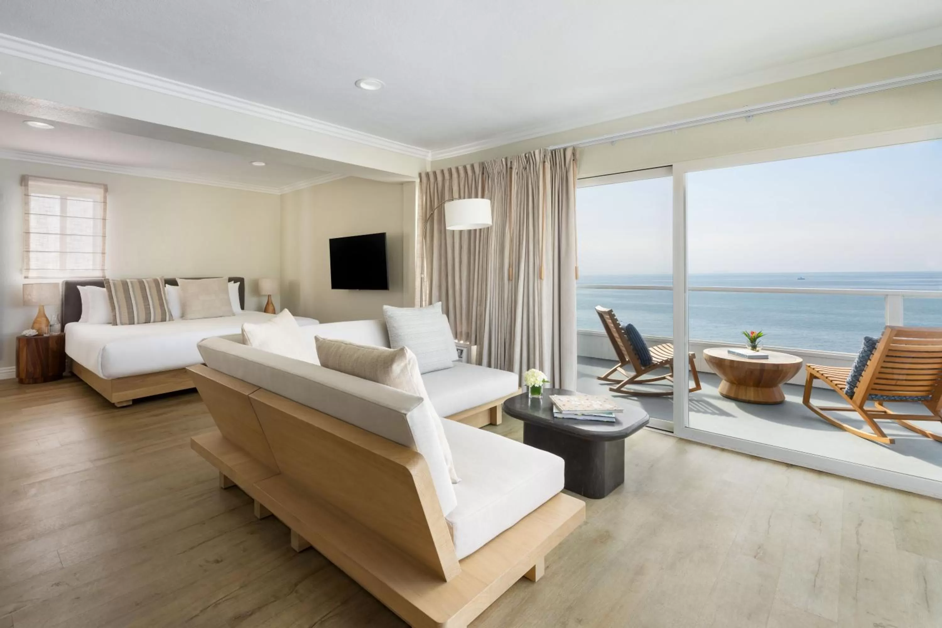 Photo of the whole room, Bed in Pacific Edge Hotel on Laguna Beach