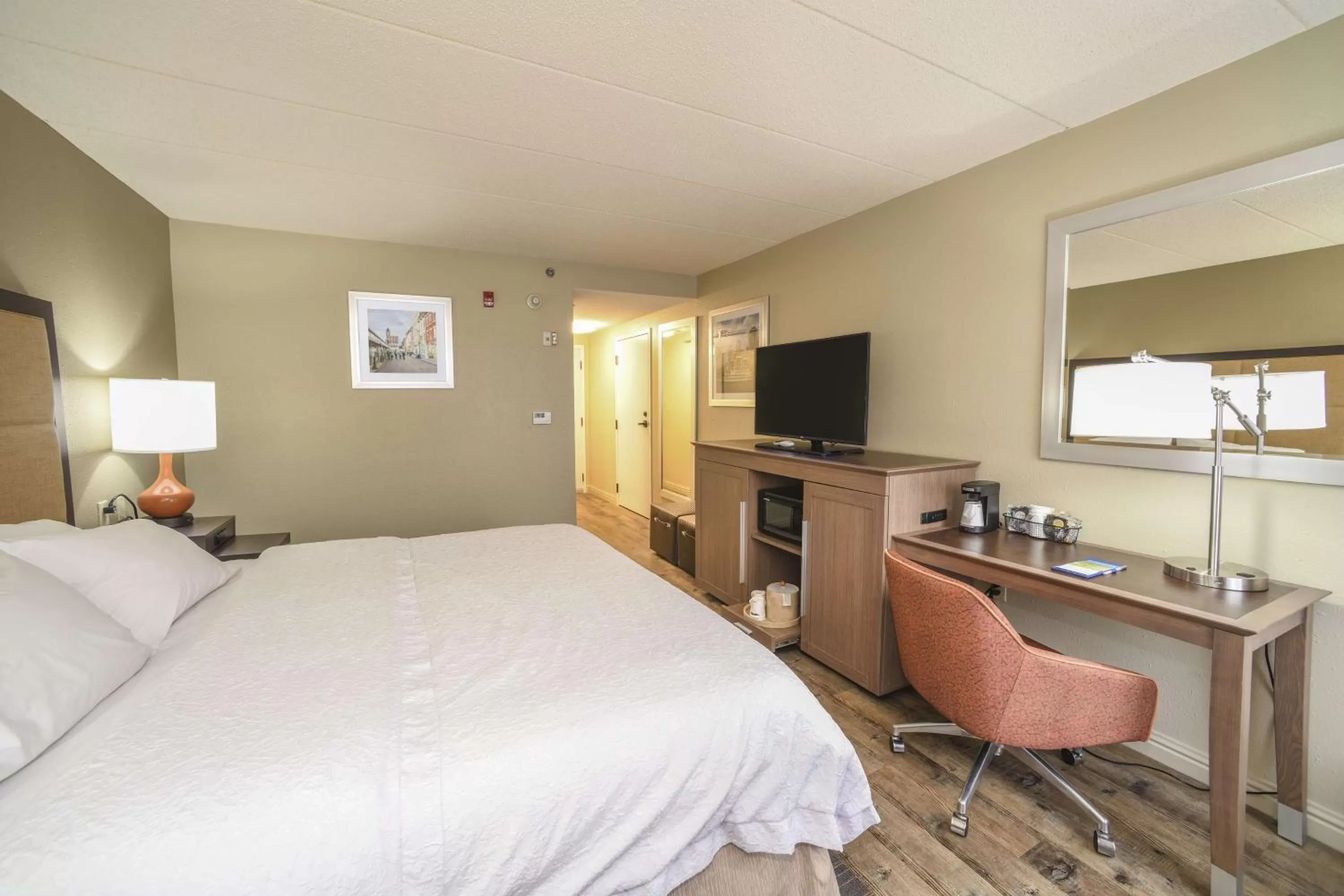 Bedroom, Bed in Hampton Inn Cincinnati Eastgate