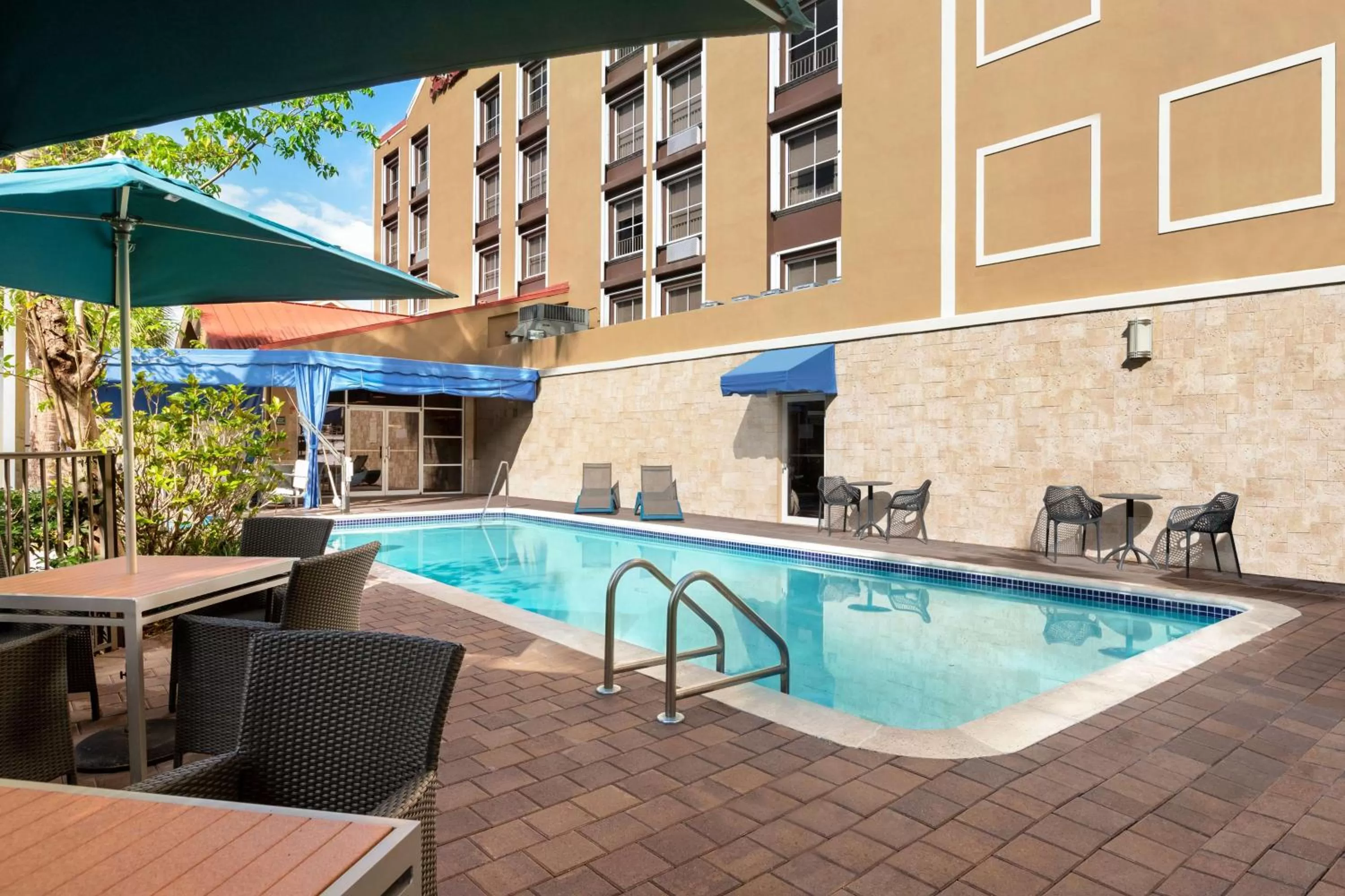 Pool view in Hampton Inn & Suites Fort Lauderdale Airport