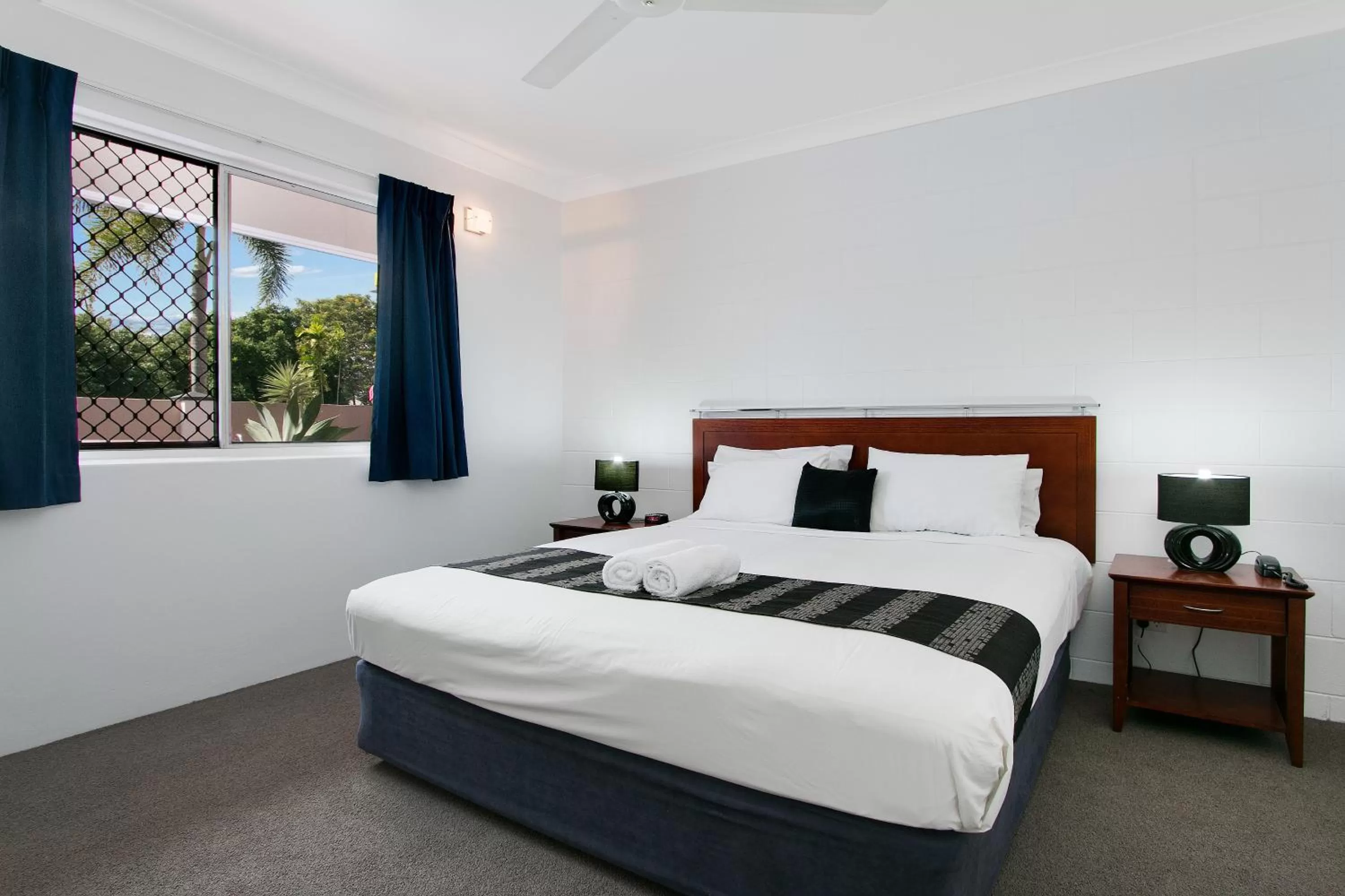 Bedroom, Bed in Cairns City Palms