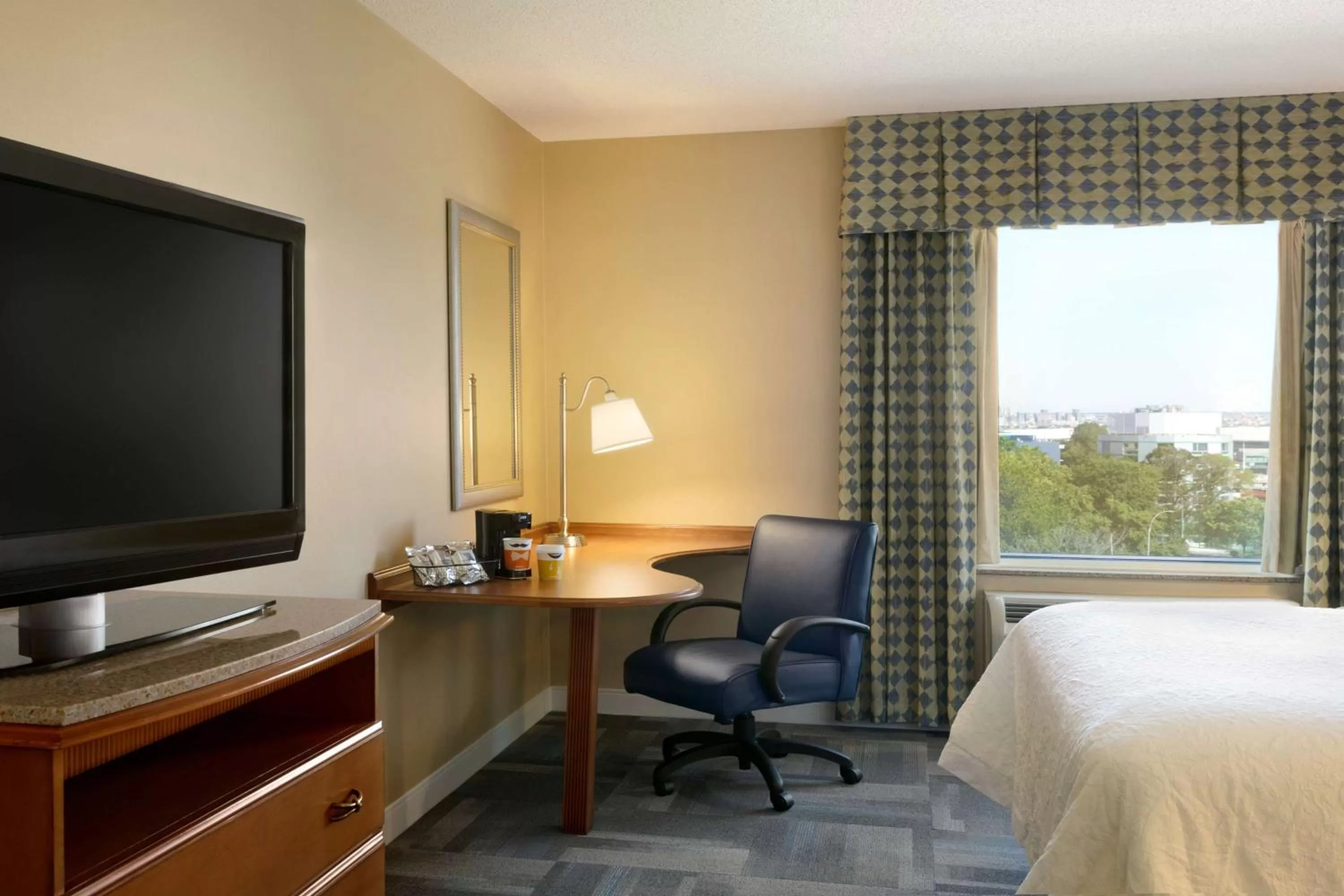 Bedroom, Bed in Hampton Inn New York - LaGuardia Airport