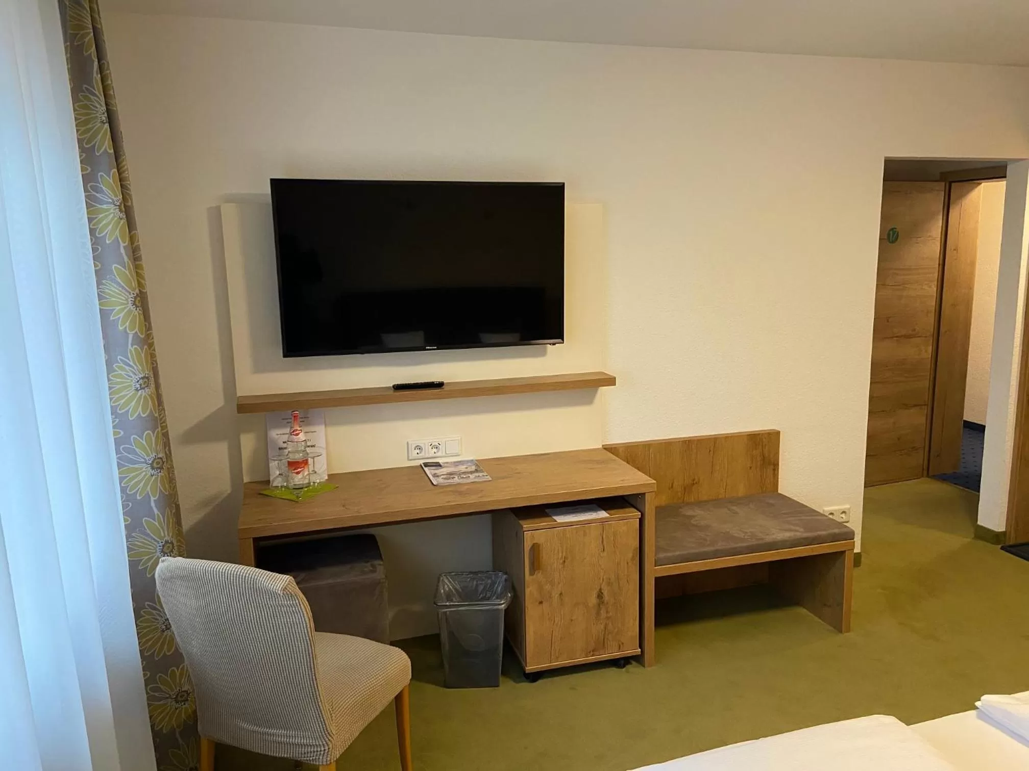 TV/Entertainment Center in Gasthaus Hotel Kranz