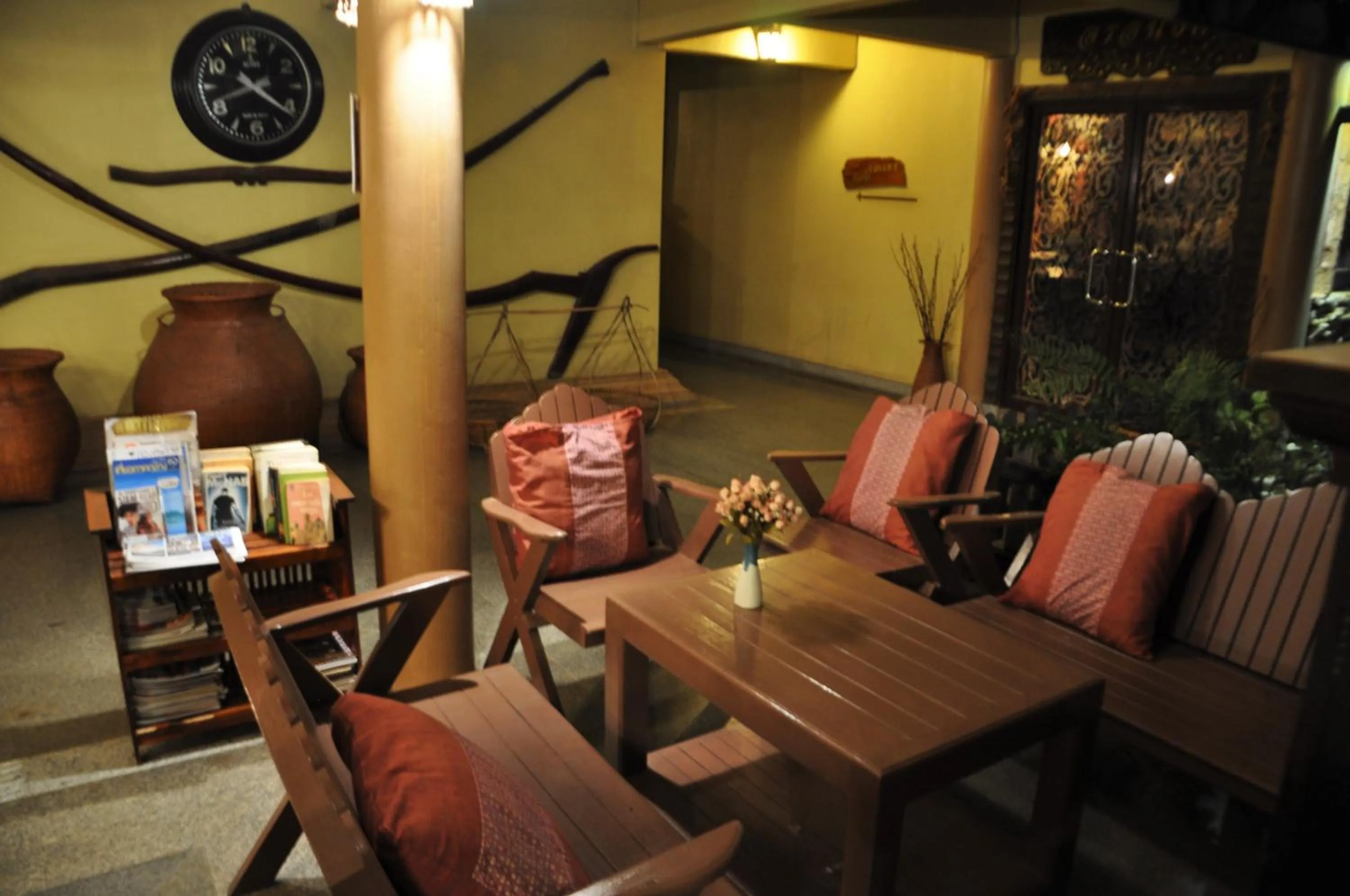 Library in Ruean Thai Hotel