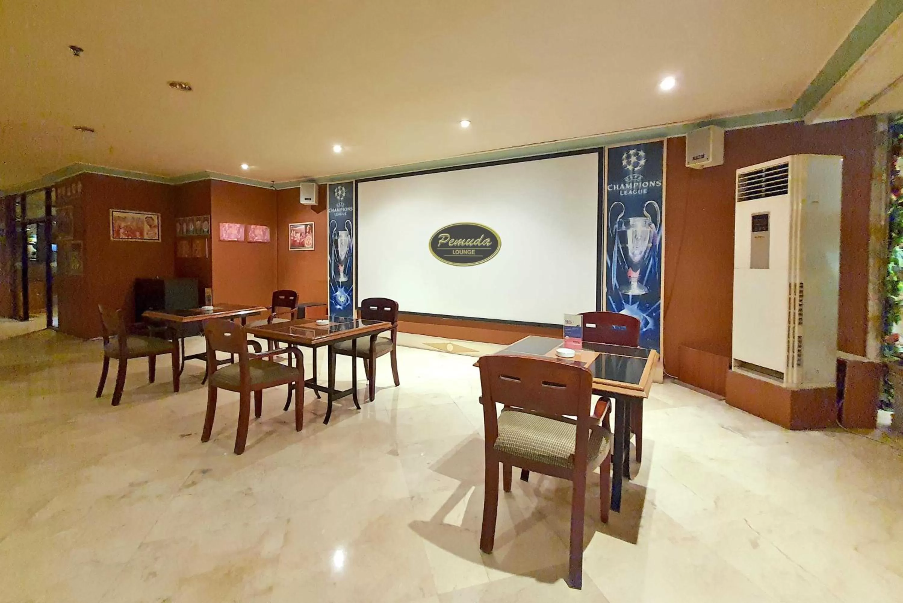 Lounge or bar in Tunjungan Hotel