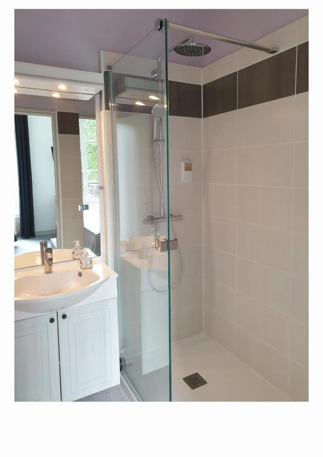 Shower in Hôtel Le Rohan Charme et Caractère