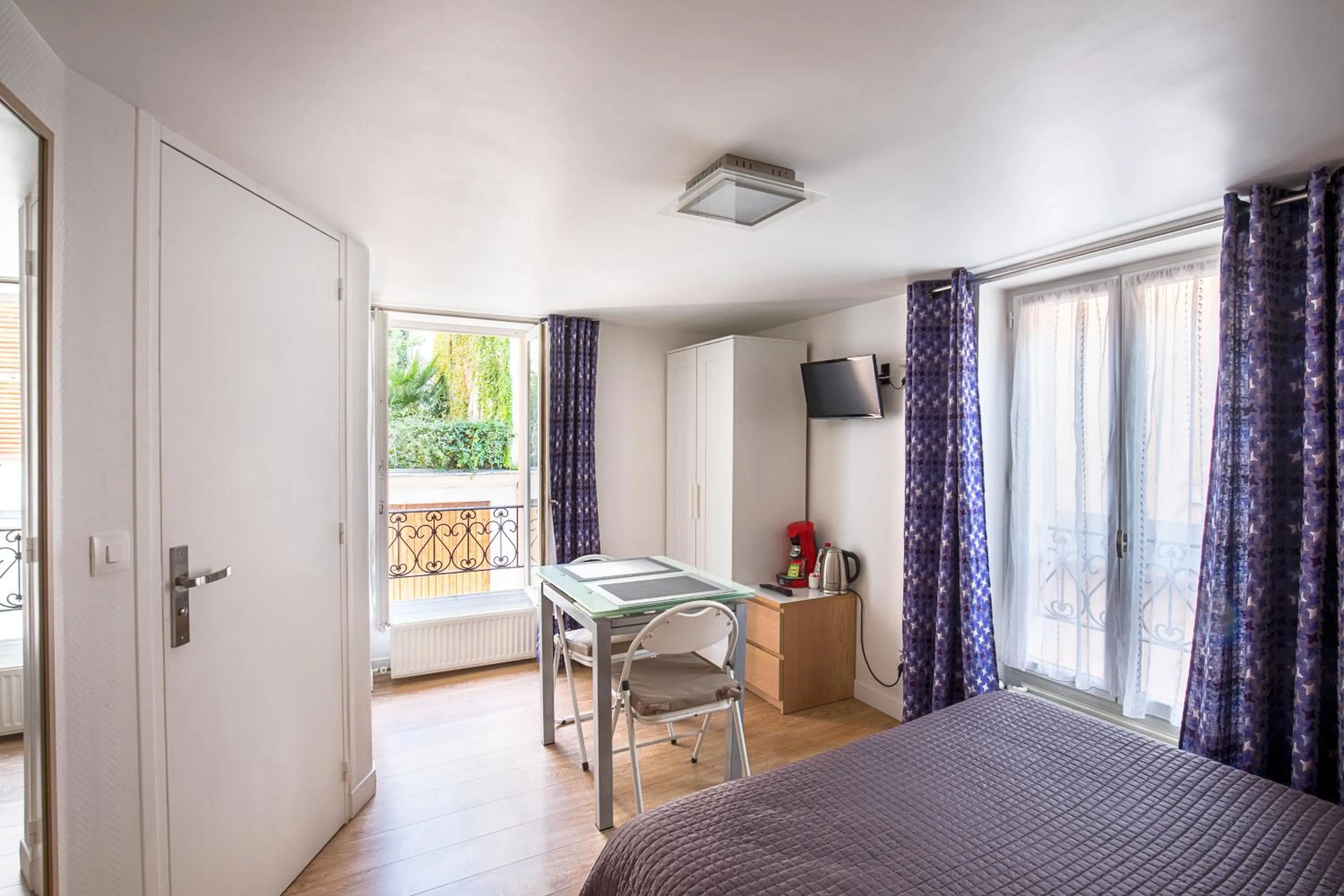 Photo of the whole room in Hotel De L'Horloge