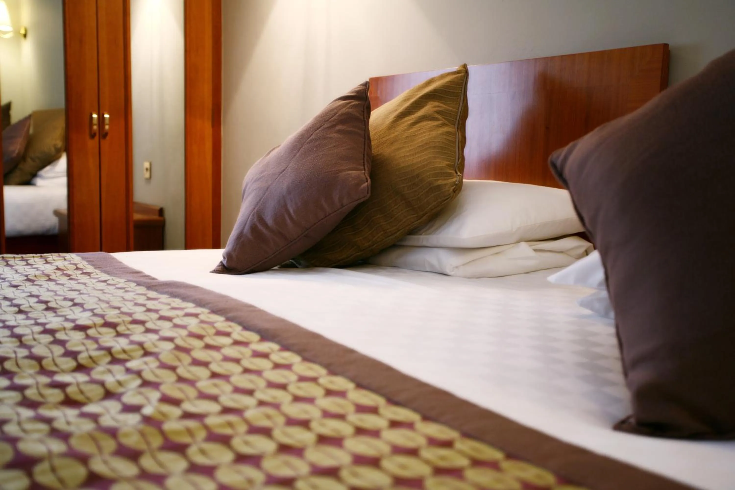 Bed in Best Western Plus Pinewood Manchester Airport-Wilmslow Hotel