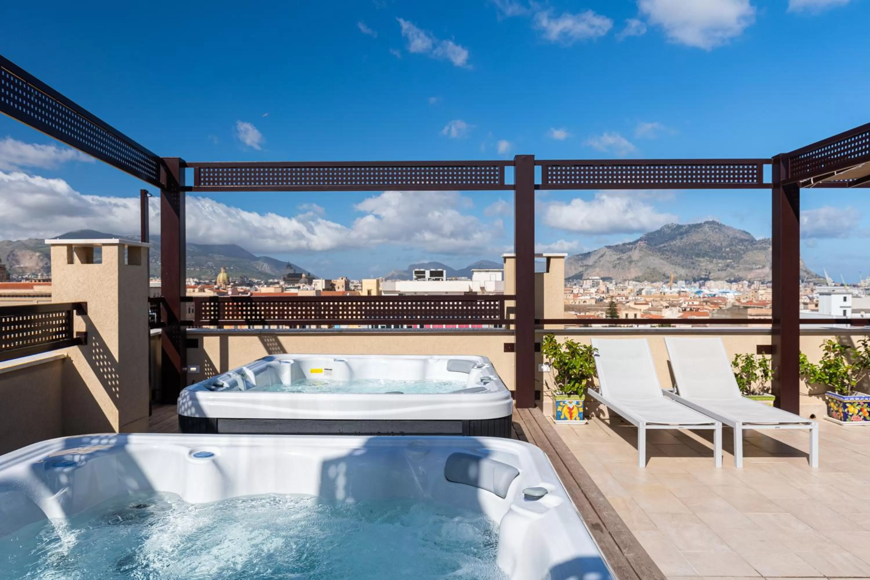 Hot Tub in Solemar Sicilia - Multi Suite
