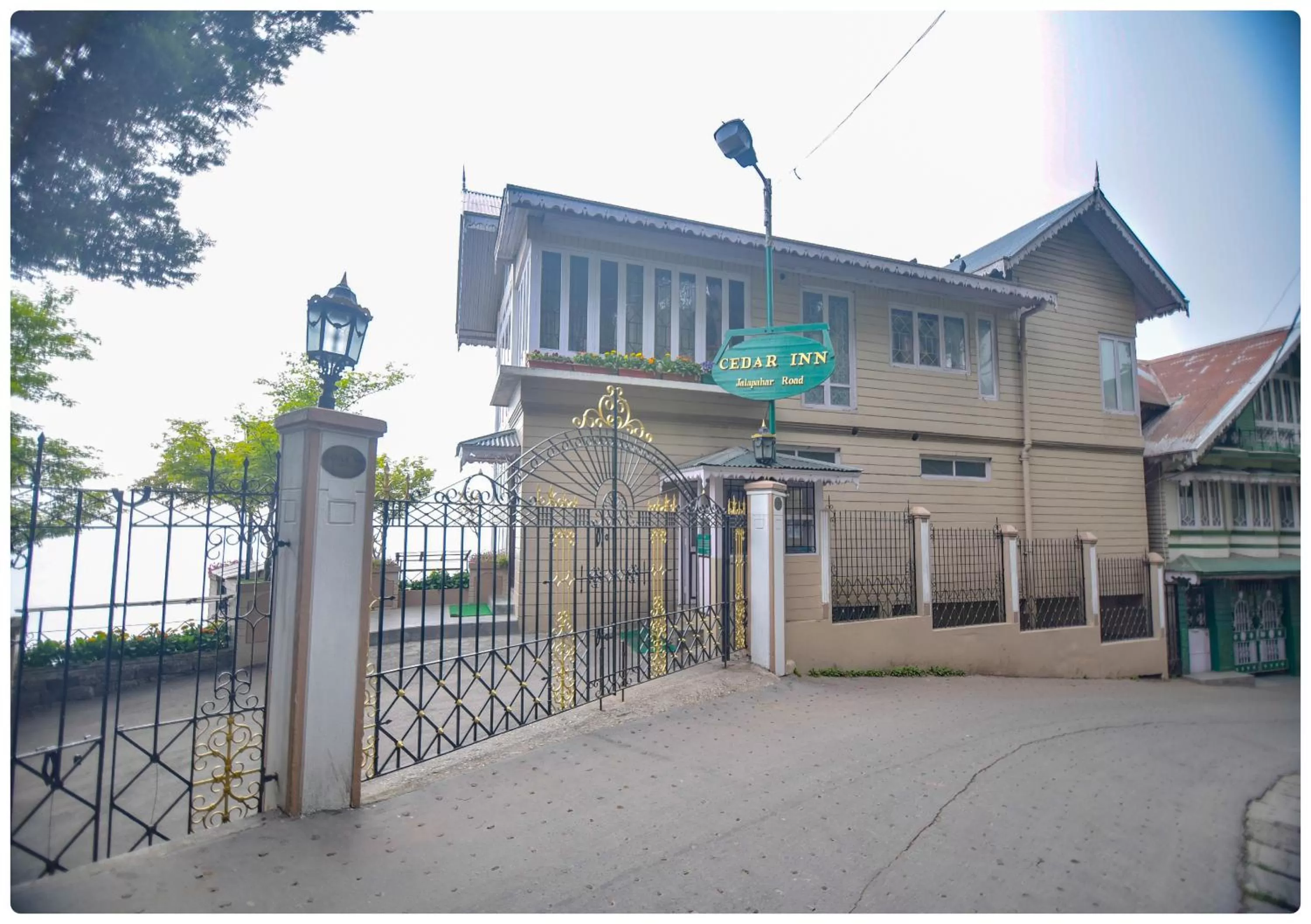 Facade/entrance, Property Building in Cedar Inn