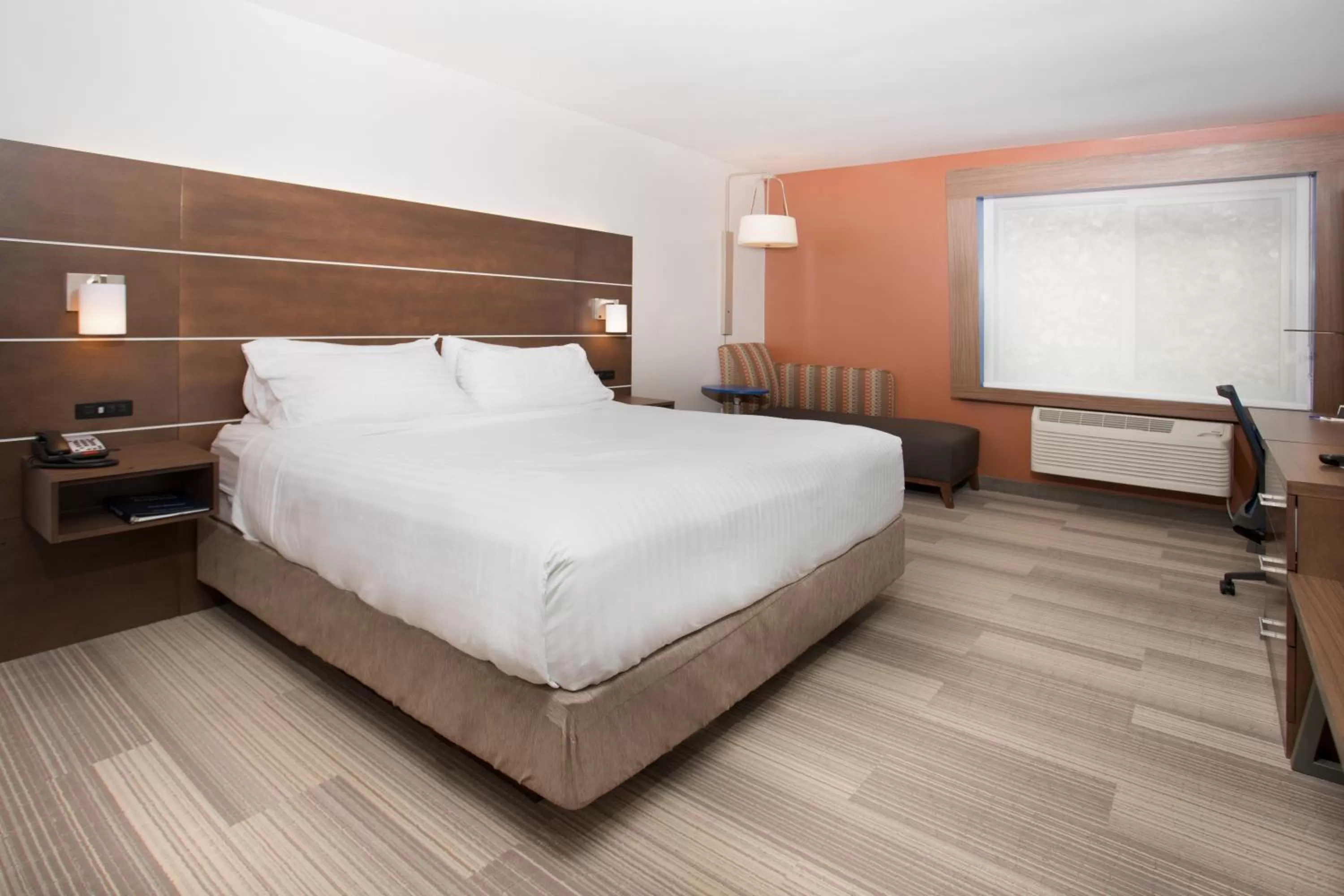 Photo of the whole room, Bed in Holiday Inn Express Houghton-Keweenaw by IHG