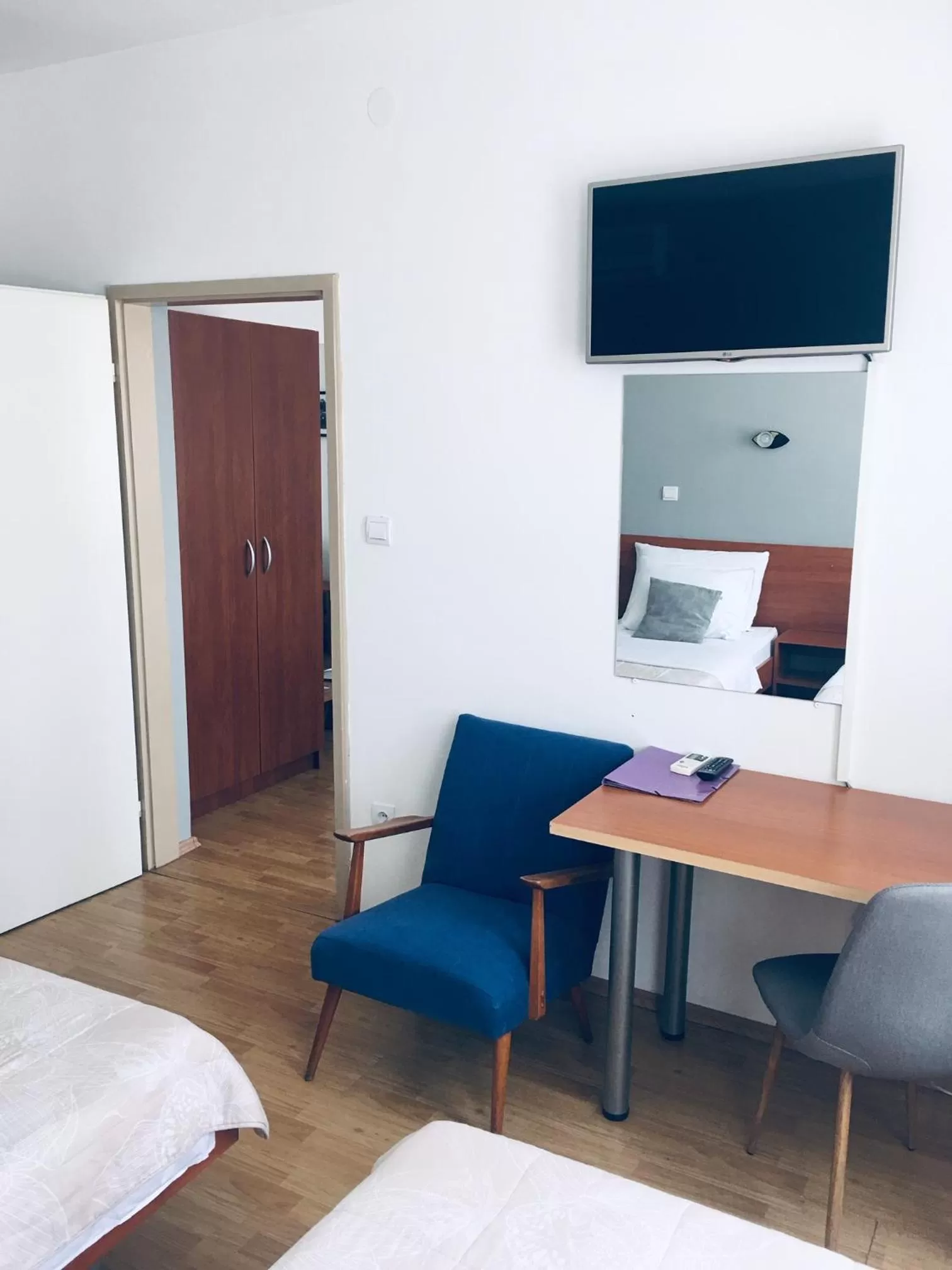 TV/Entertainment Center in Moto klub Brod