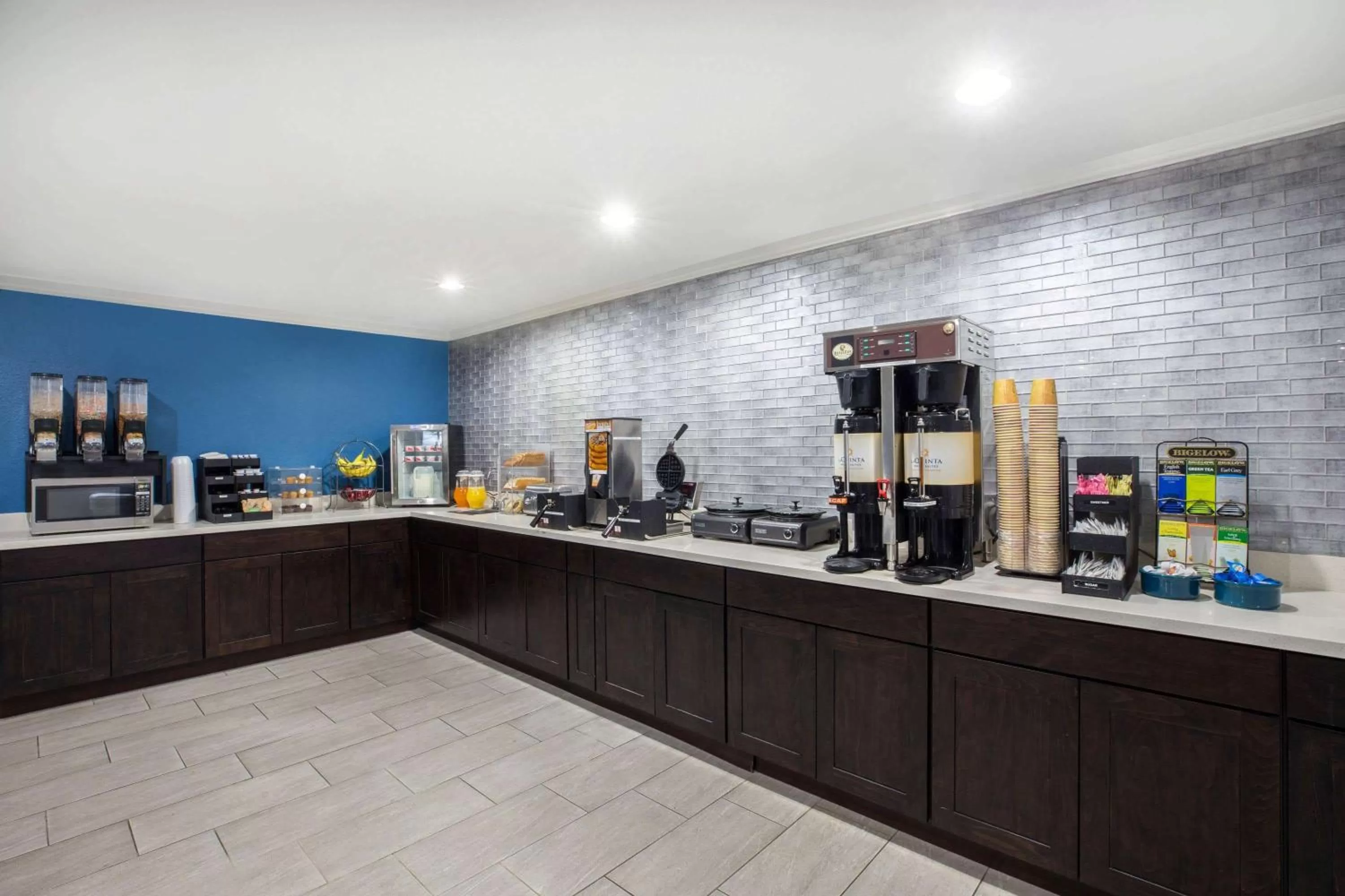 Restaurant/places to eat in La Quinta Inn by Wyndham Everett