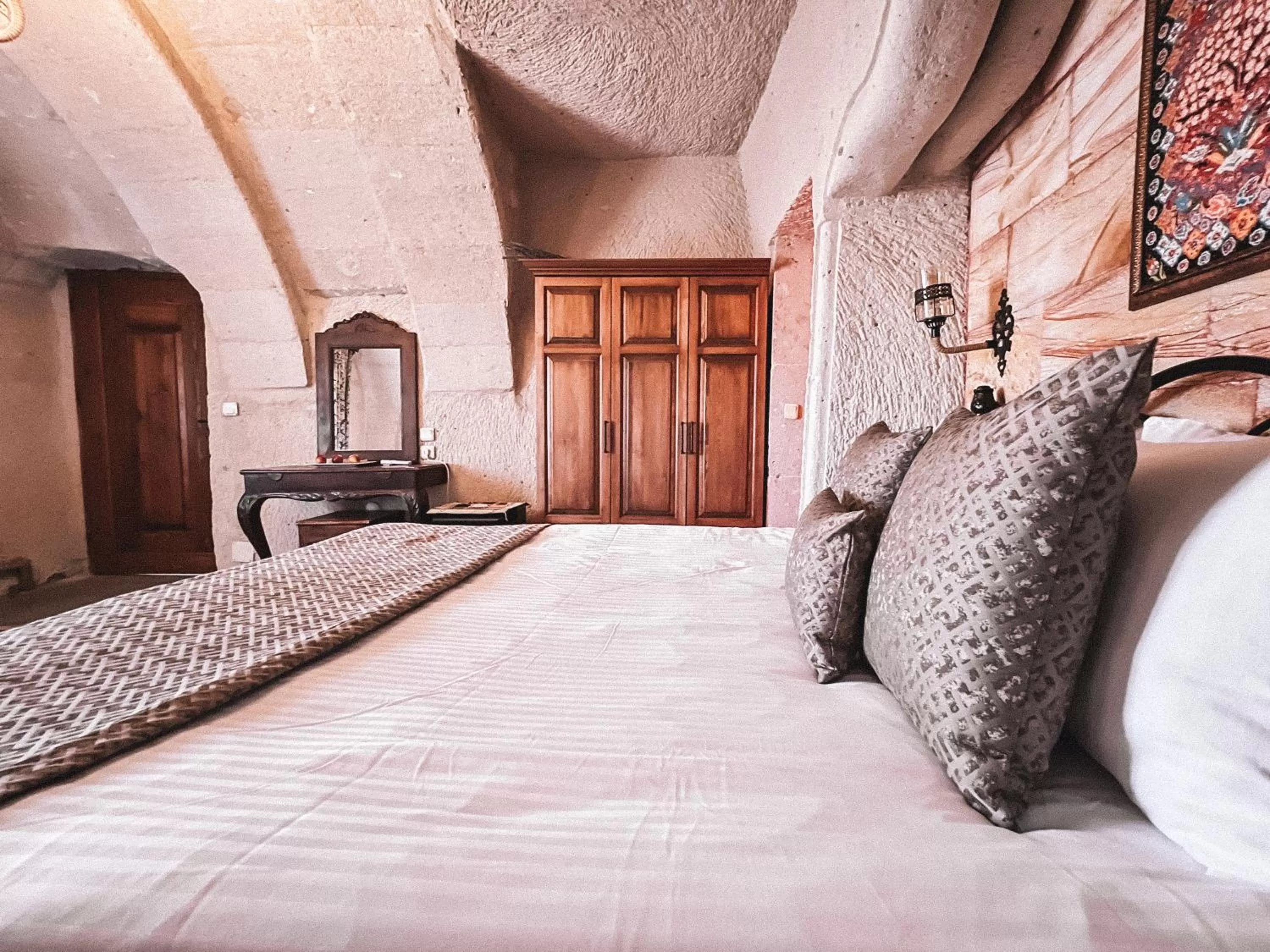 View (from property/room), Bed in Local Cave House