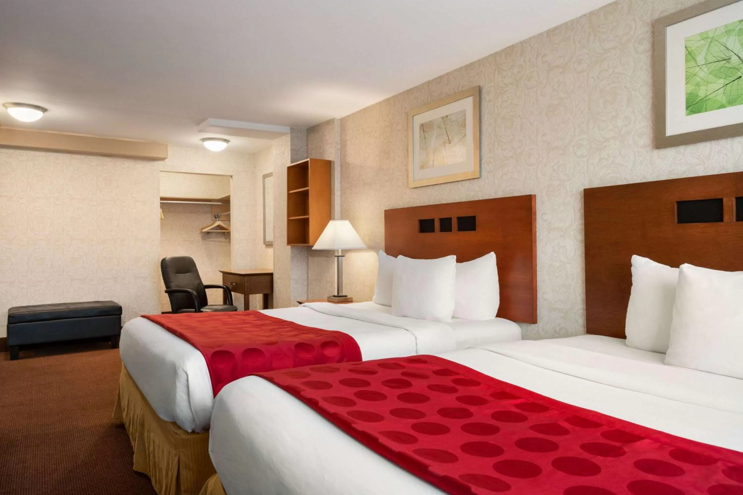 Photo of the whole room, Bed in Ramada Plaza by Wyndham Montreal