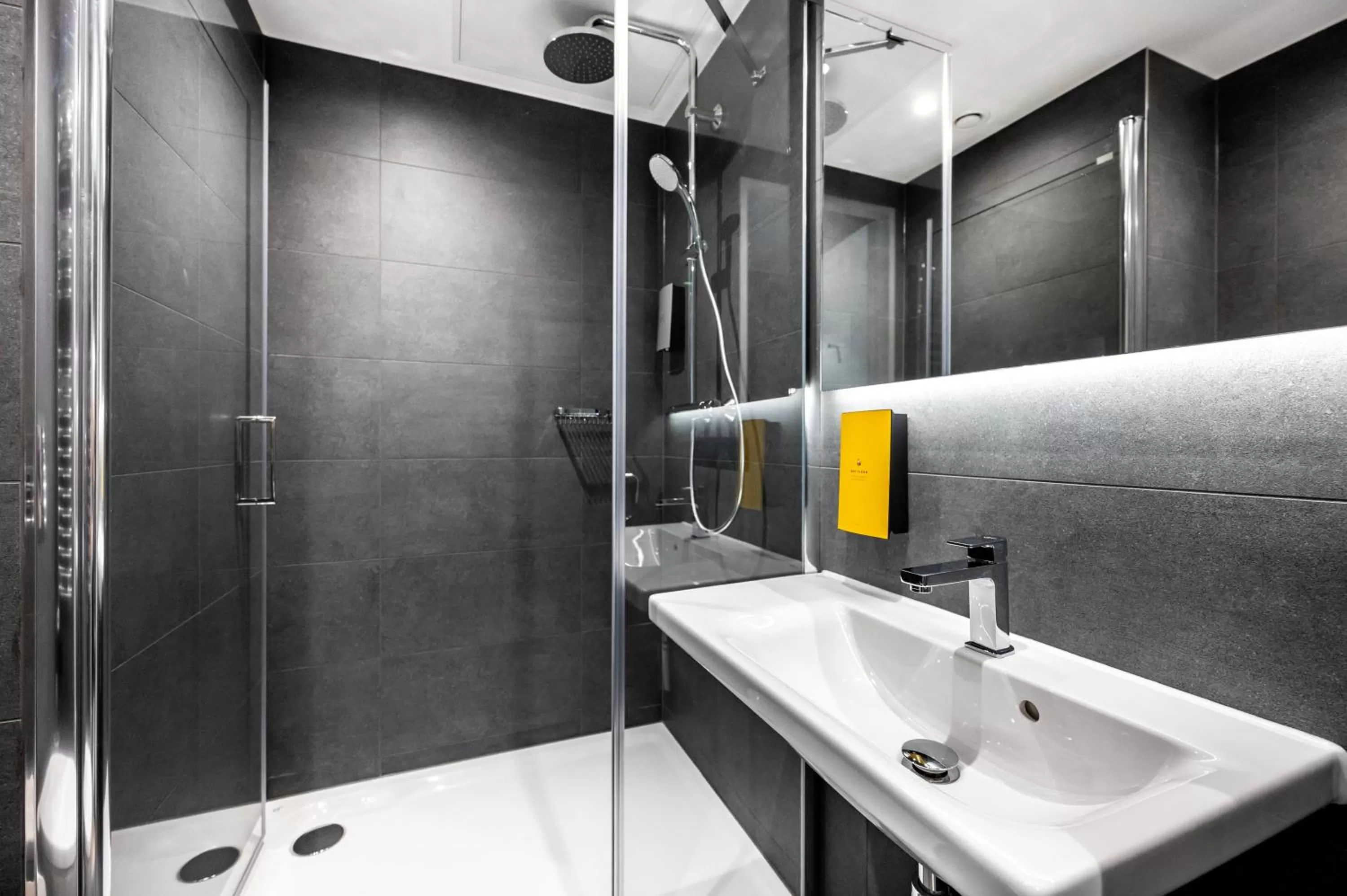 Shower in Staycity Aparthotels Frankfurt Airport