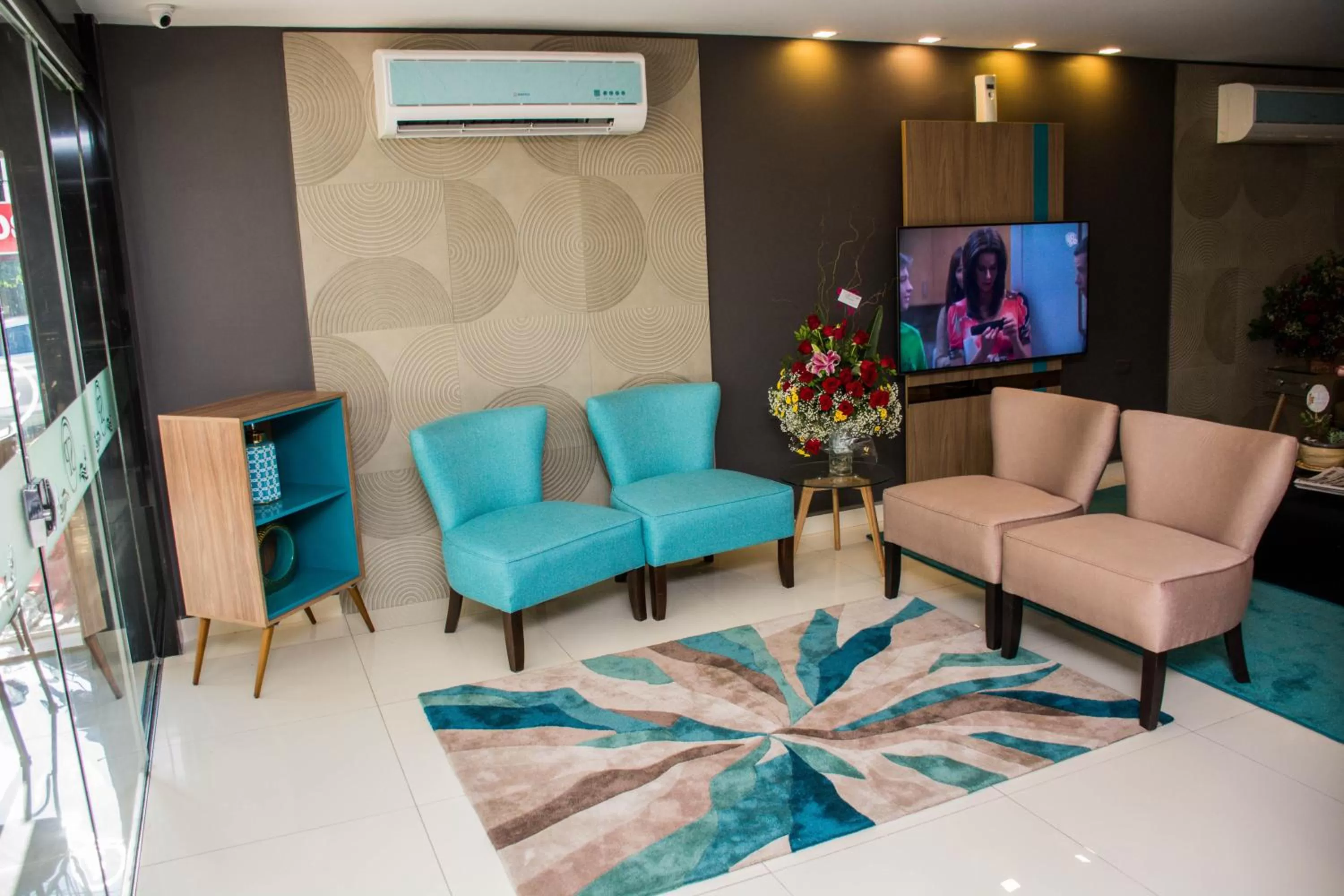 Communal lounge/ TV room in SERPYL Plaza Hotel