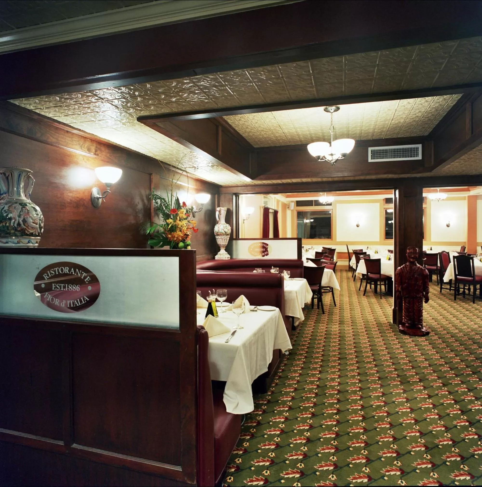 Restaurant/places to eat in San Remo Hotel