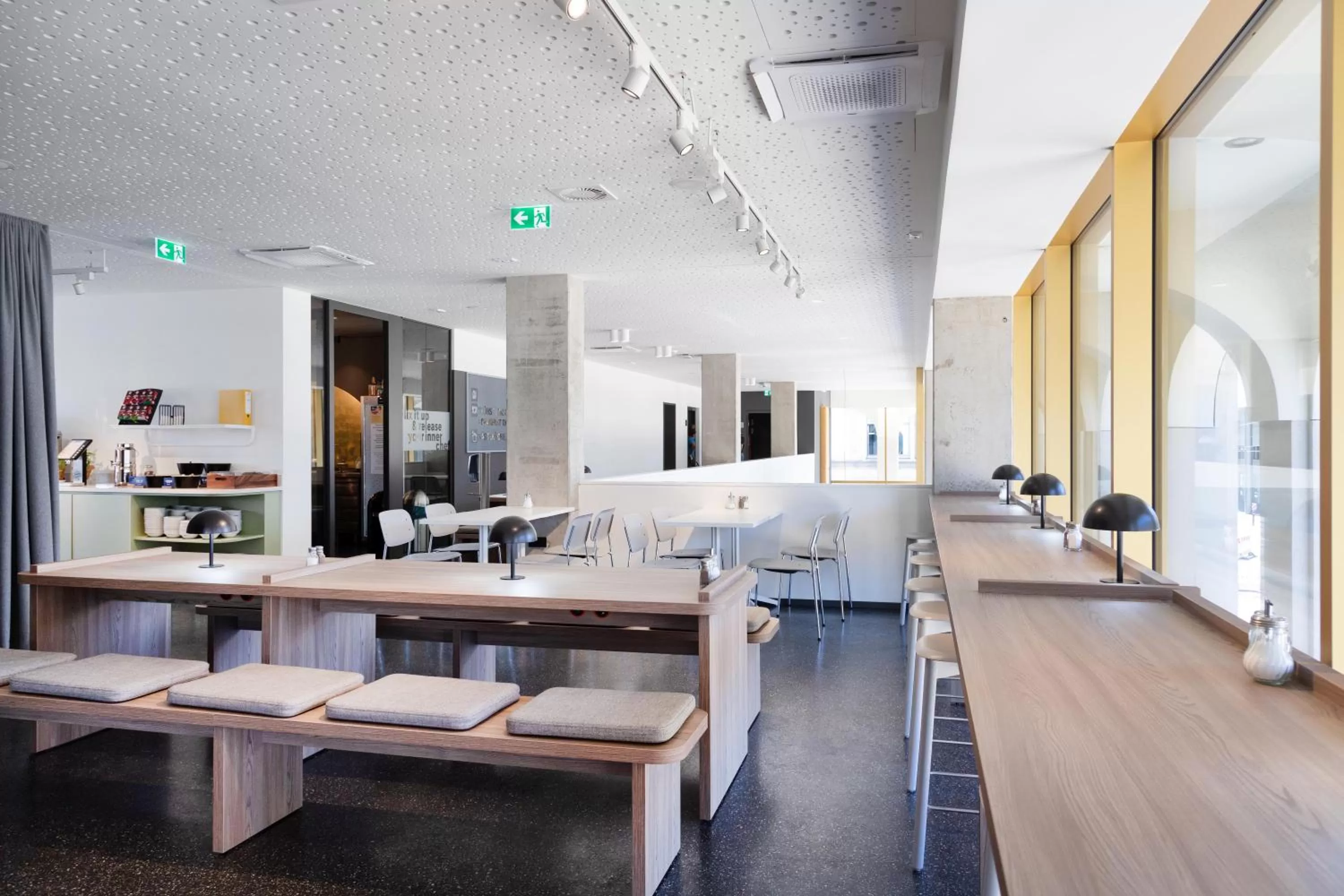 Lounge or bar, Bed in MEININGER Hotel Bremen Hauptbahnhof