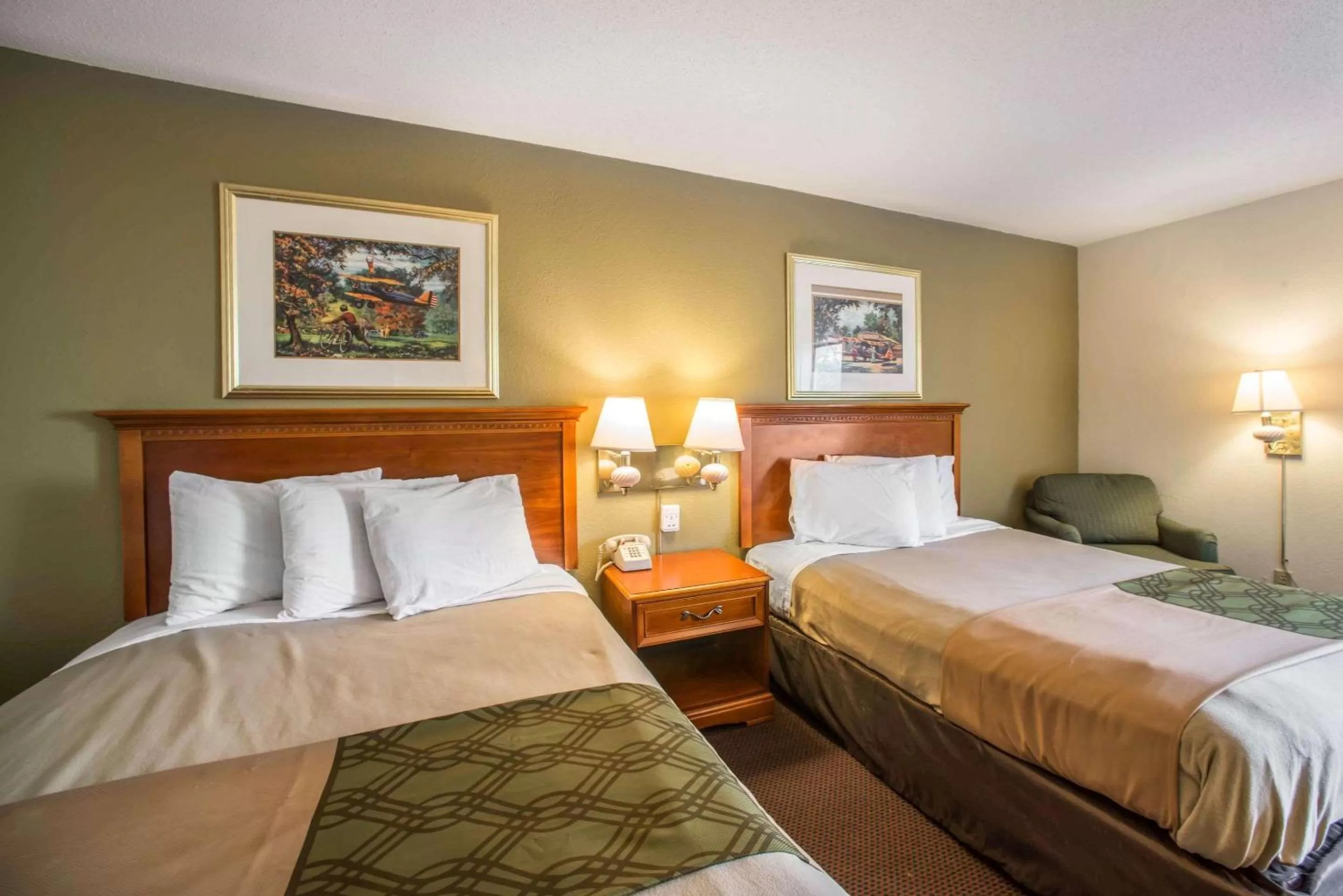 Photo of the whole room in Econo Lodge Marion