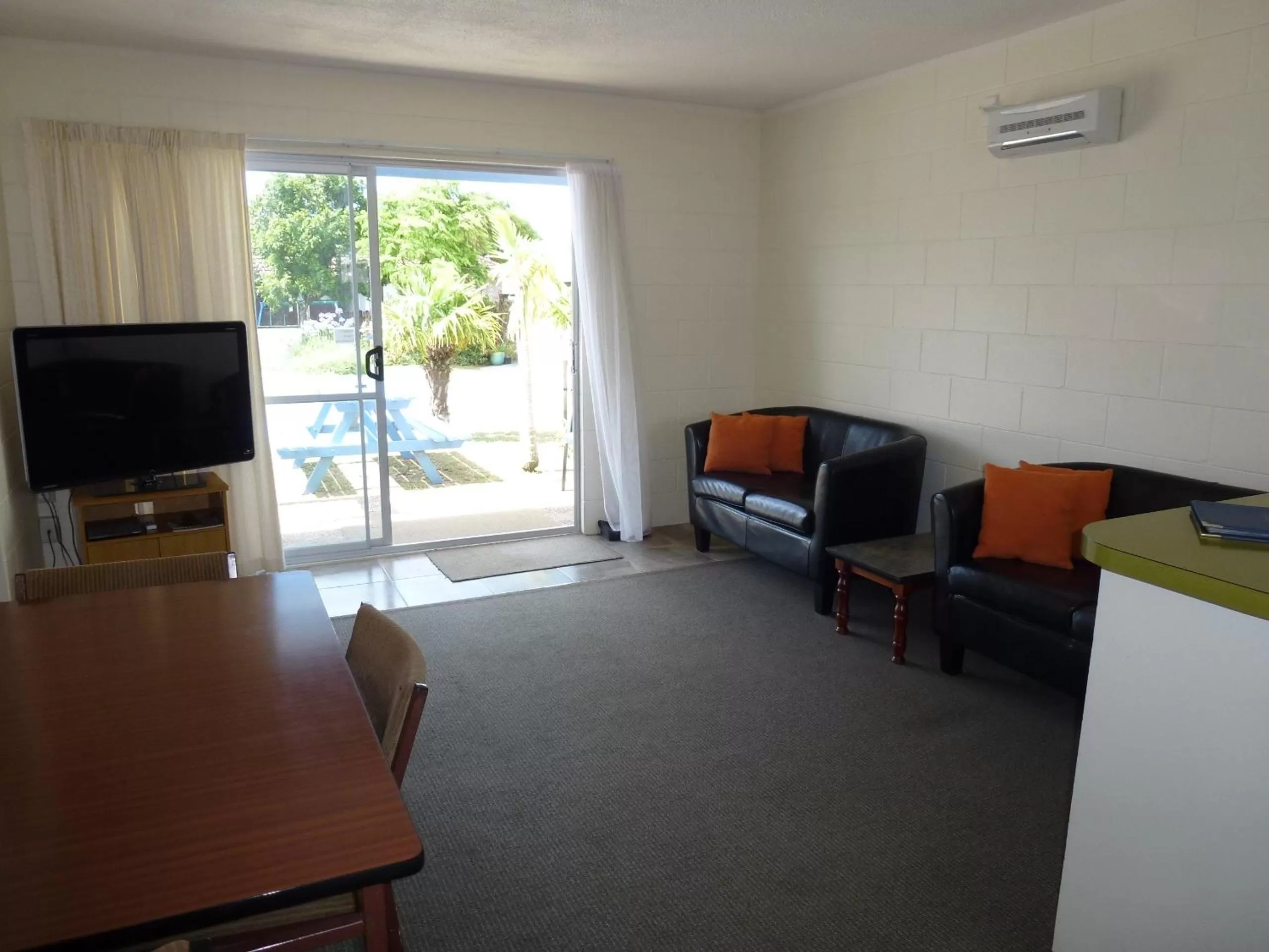 Photo of the whole room, Seating Area in Mana-Nui Motel