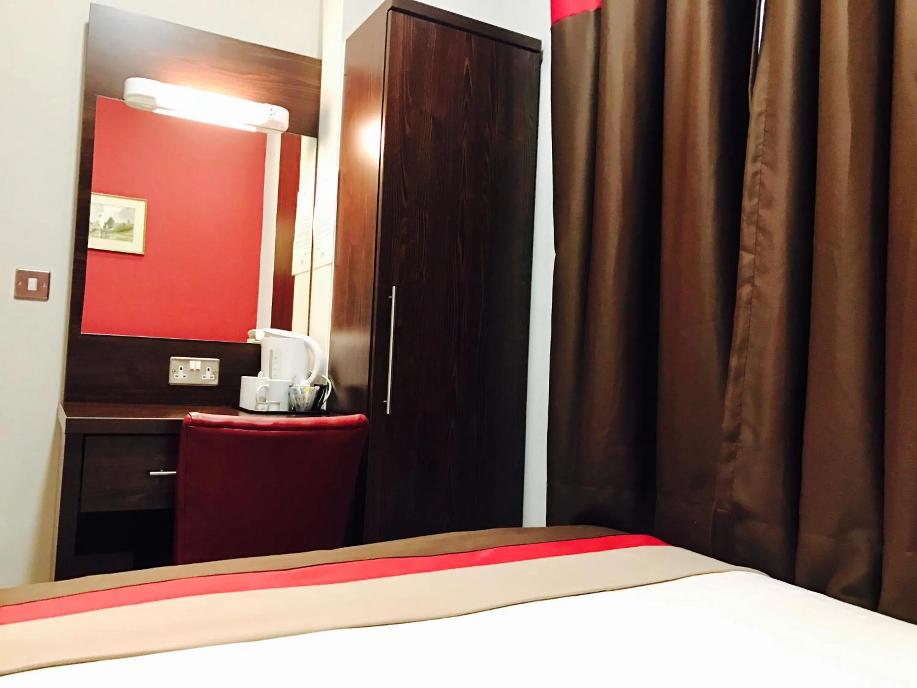 Bedroom, Bed in Royal Cambridge Hotel