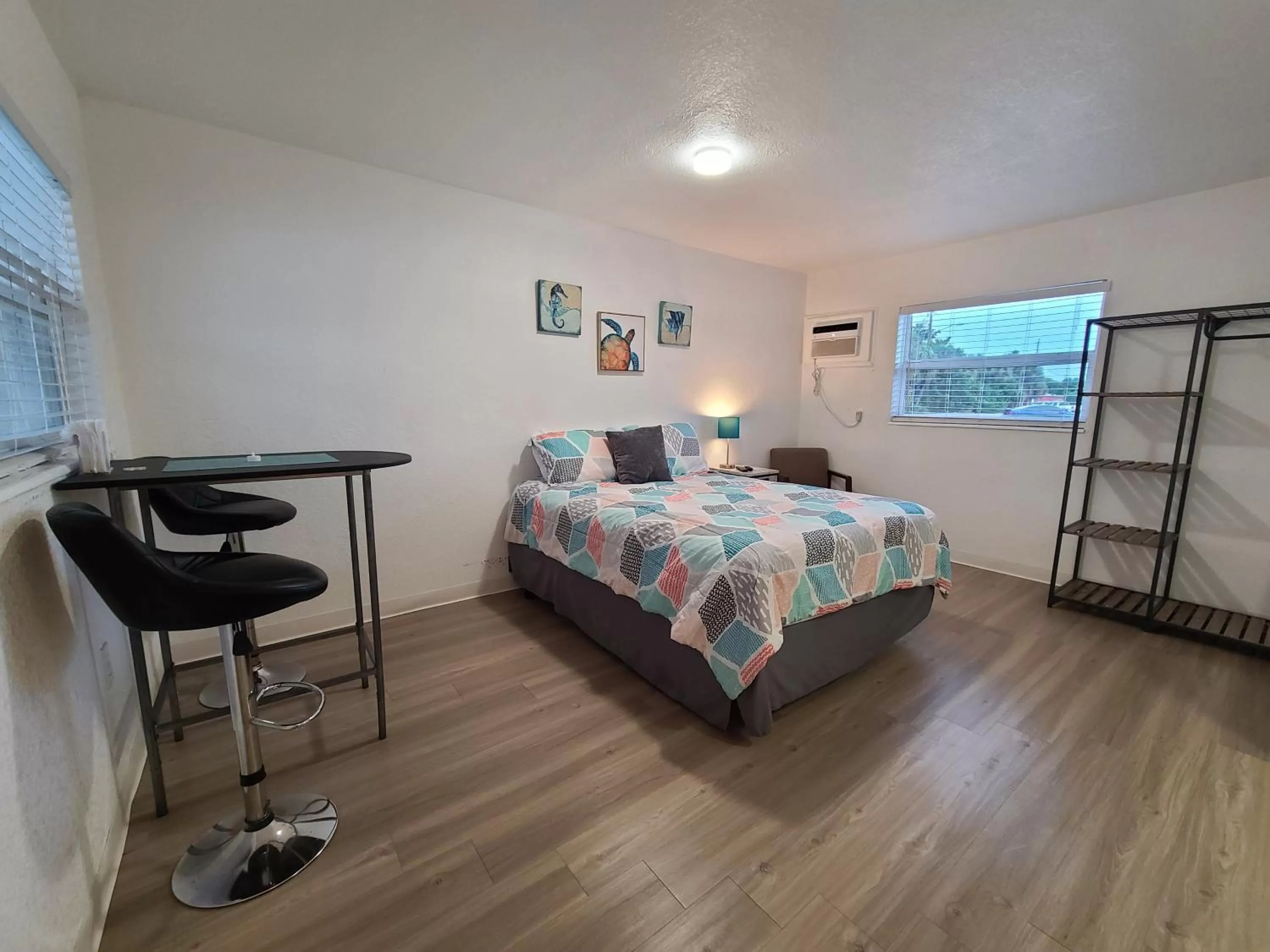 Bed in Sun Island Motel