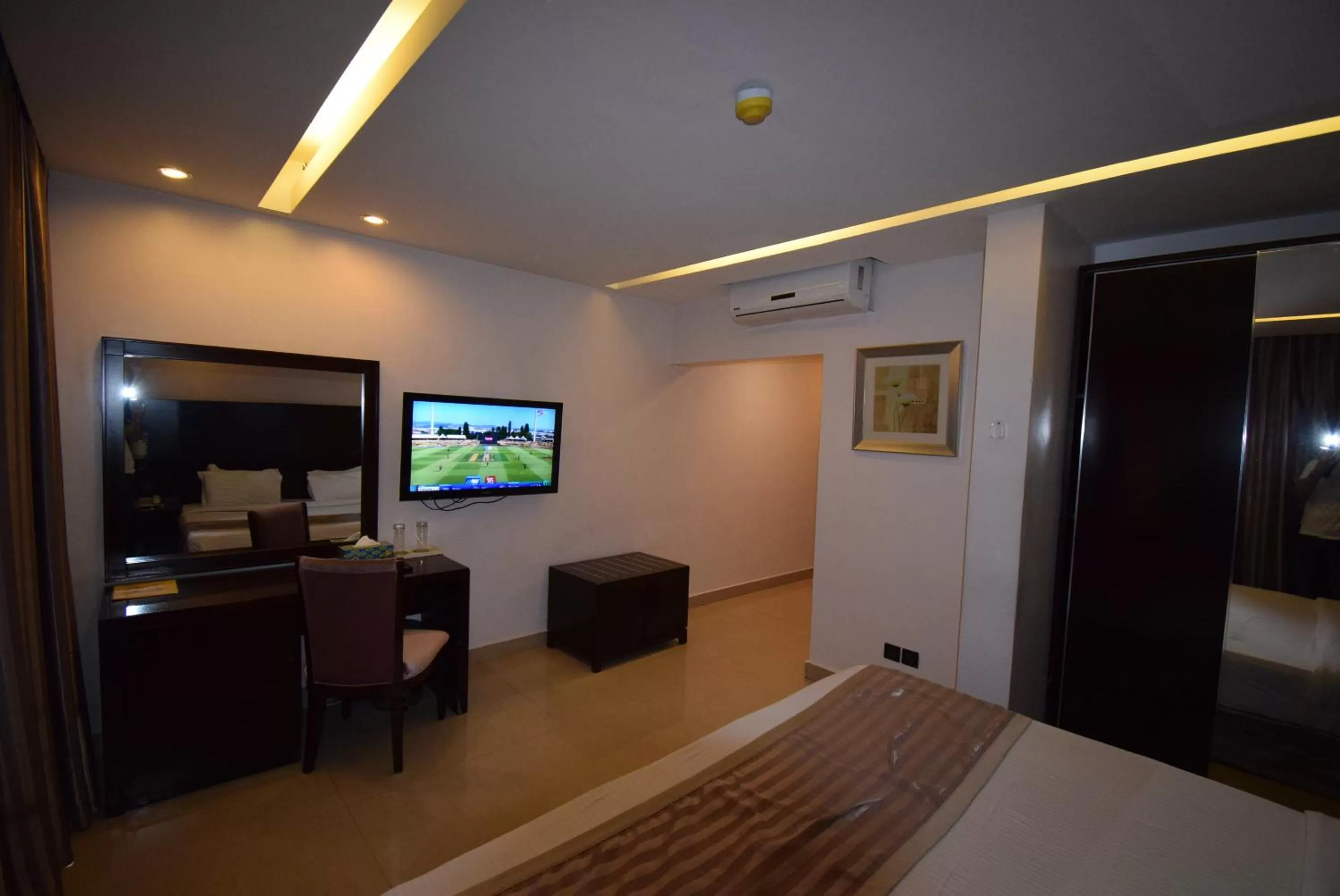 TV and multimedia, TV/Entertainment Center in Noble House Hotel