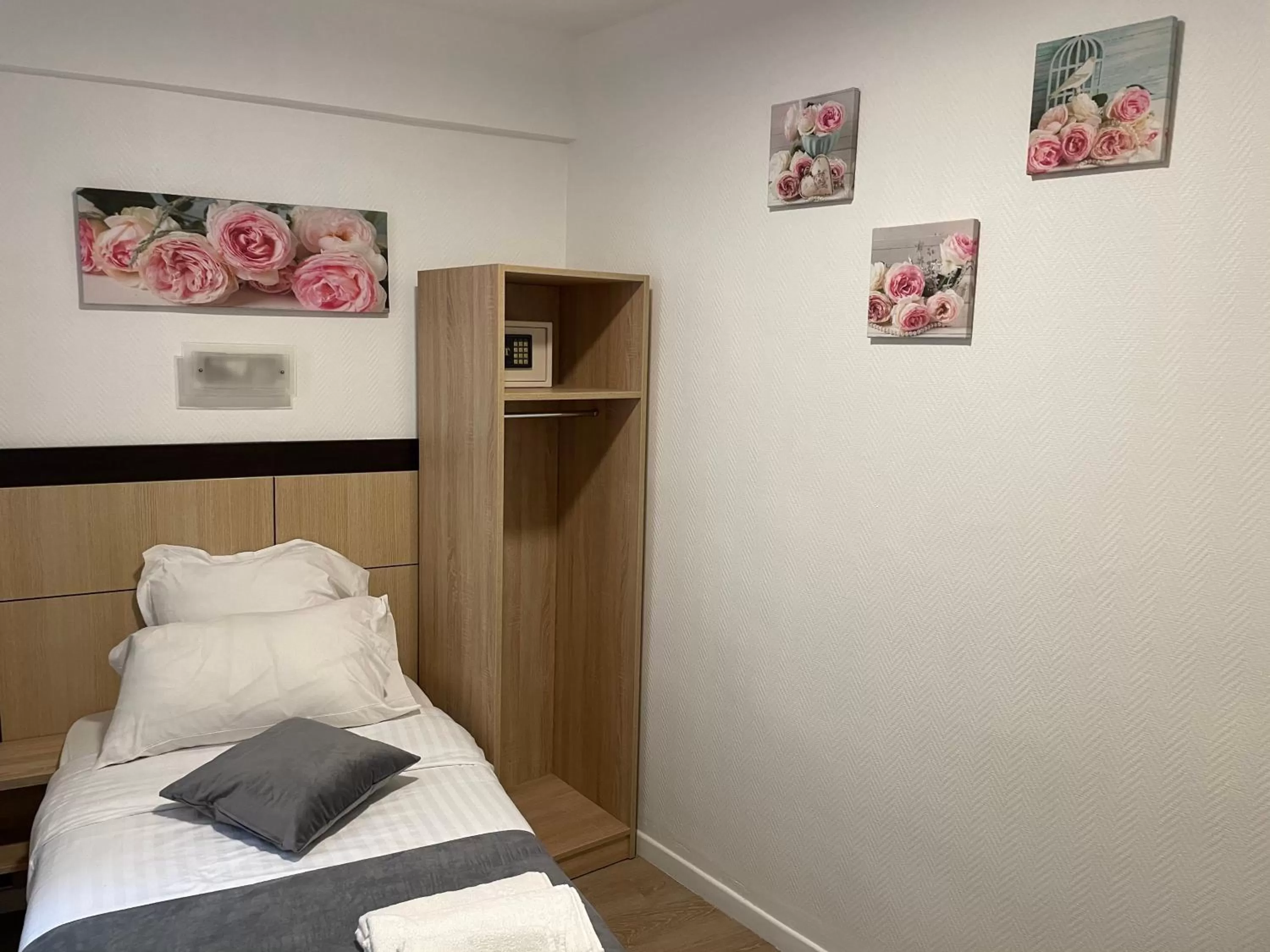 Bed in Hôtel de Bordeaux