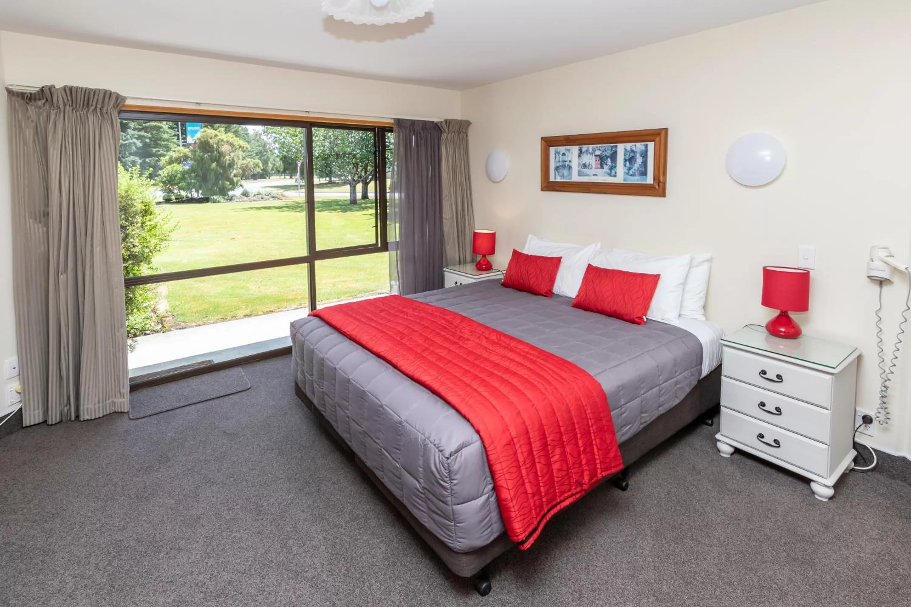 Bedroom, Bed in ASURE Explorer Motel & Apartments