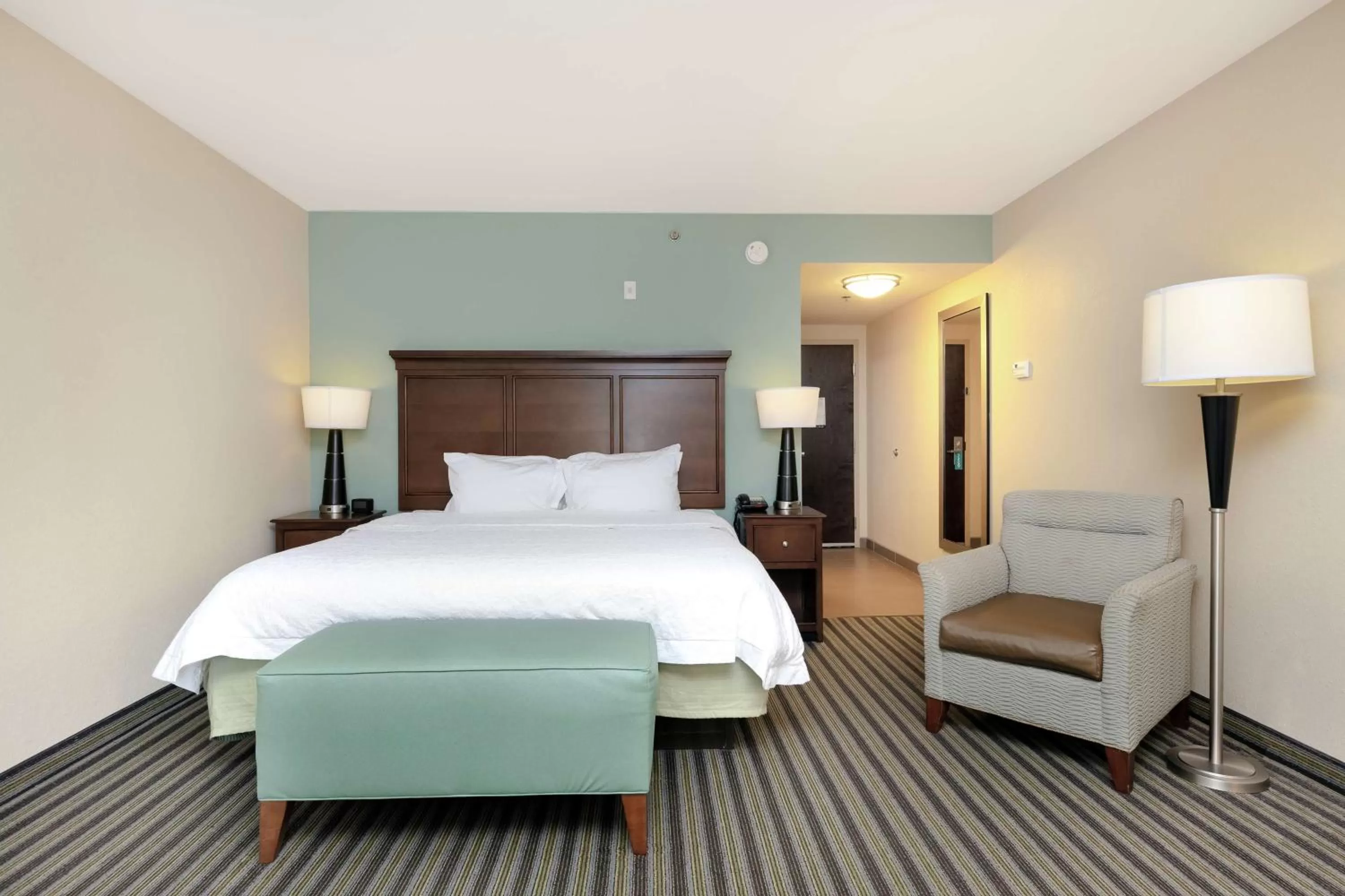 Photo of the whole room, Bed in Hampton Inn and Suites Adairsville/Calhoun Area