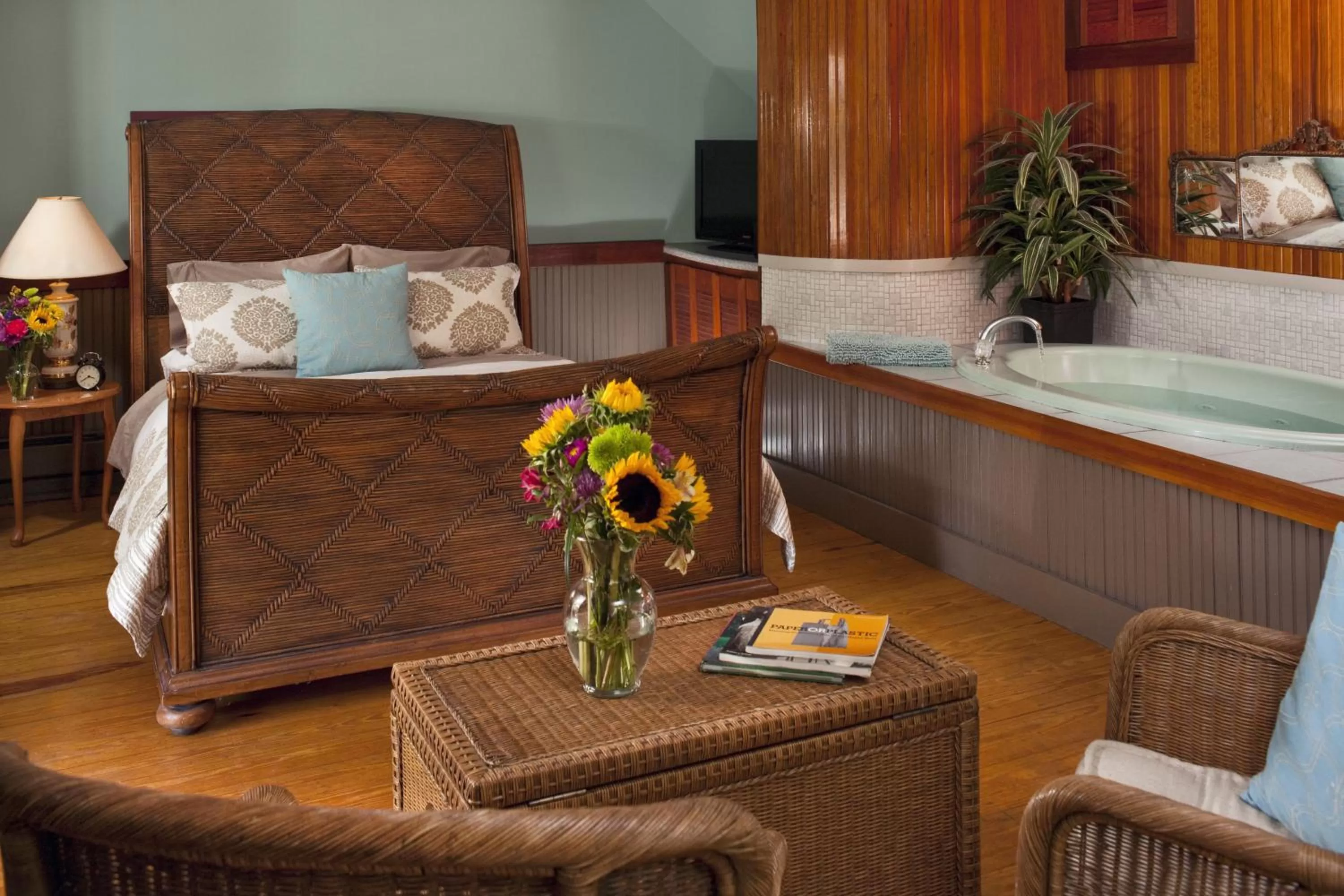 Photo of the whole room in Abbey's Lantern Hill Inn