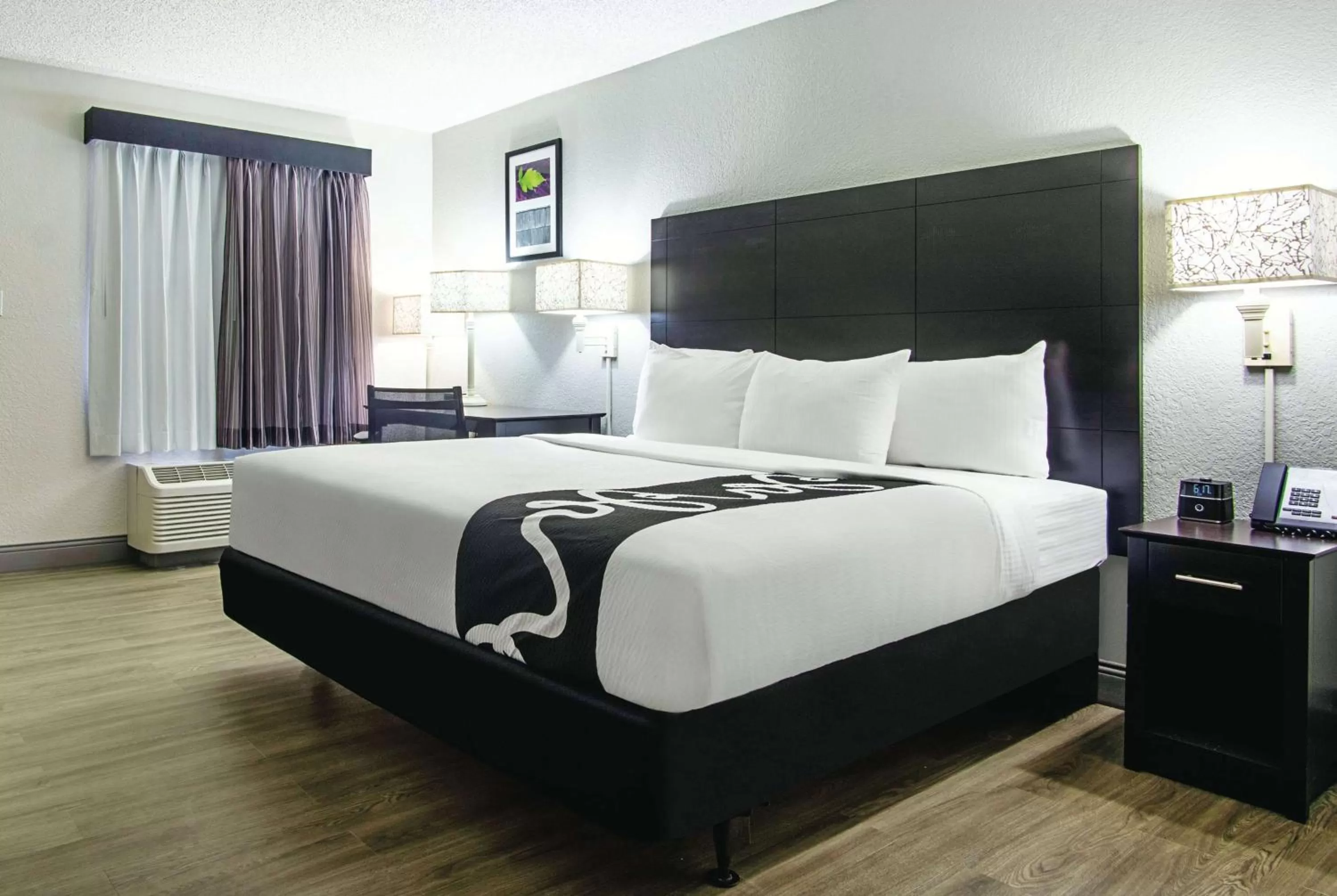 King Room with Bath Tub - Mobility Accessible/Non-Smoking in La Quinta Inn by Wyndham West Palm Beach - Florida Turnpike