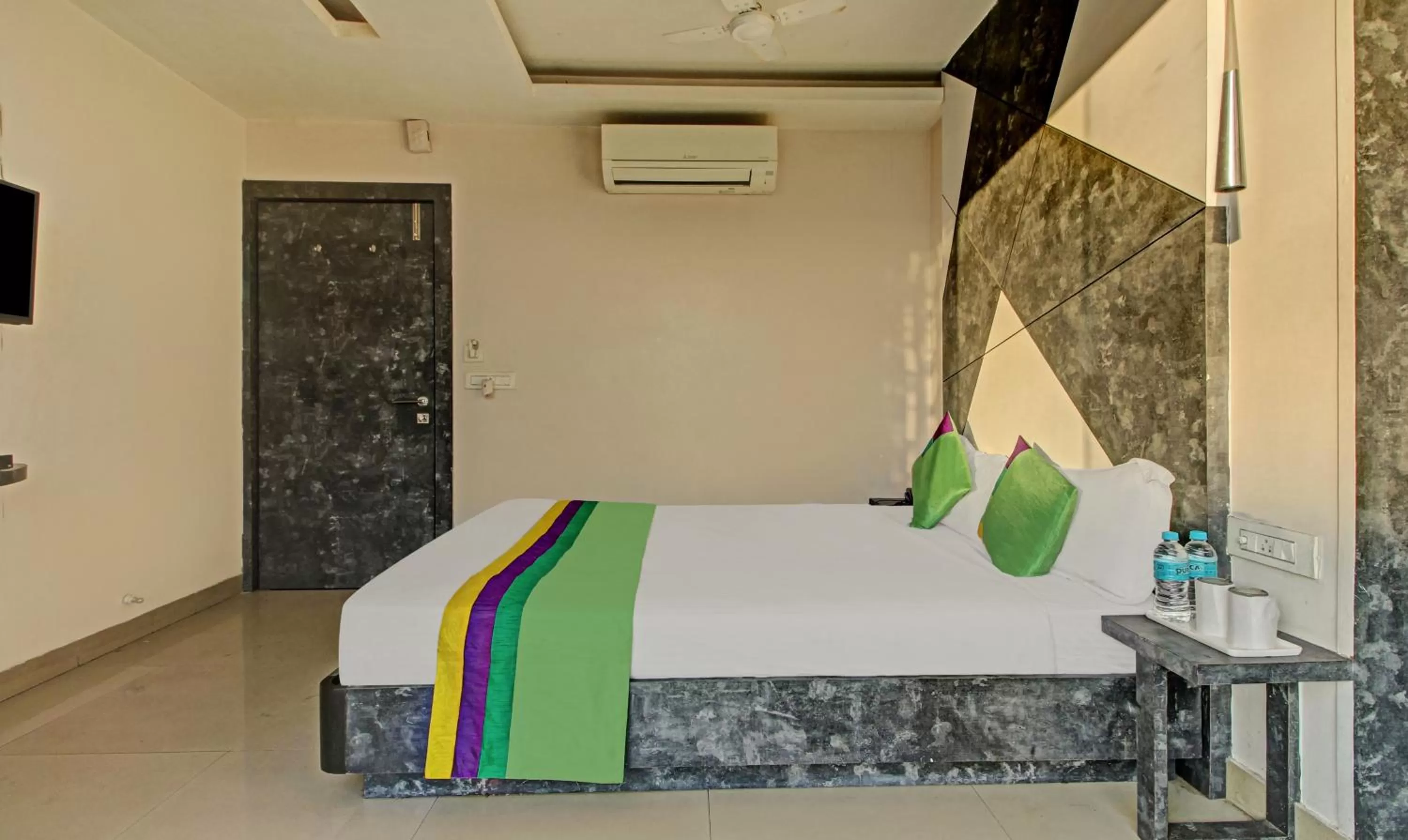 Bed in Treebo Trend Glassotel Ruby