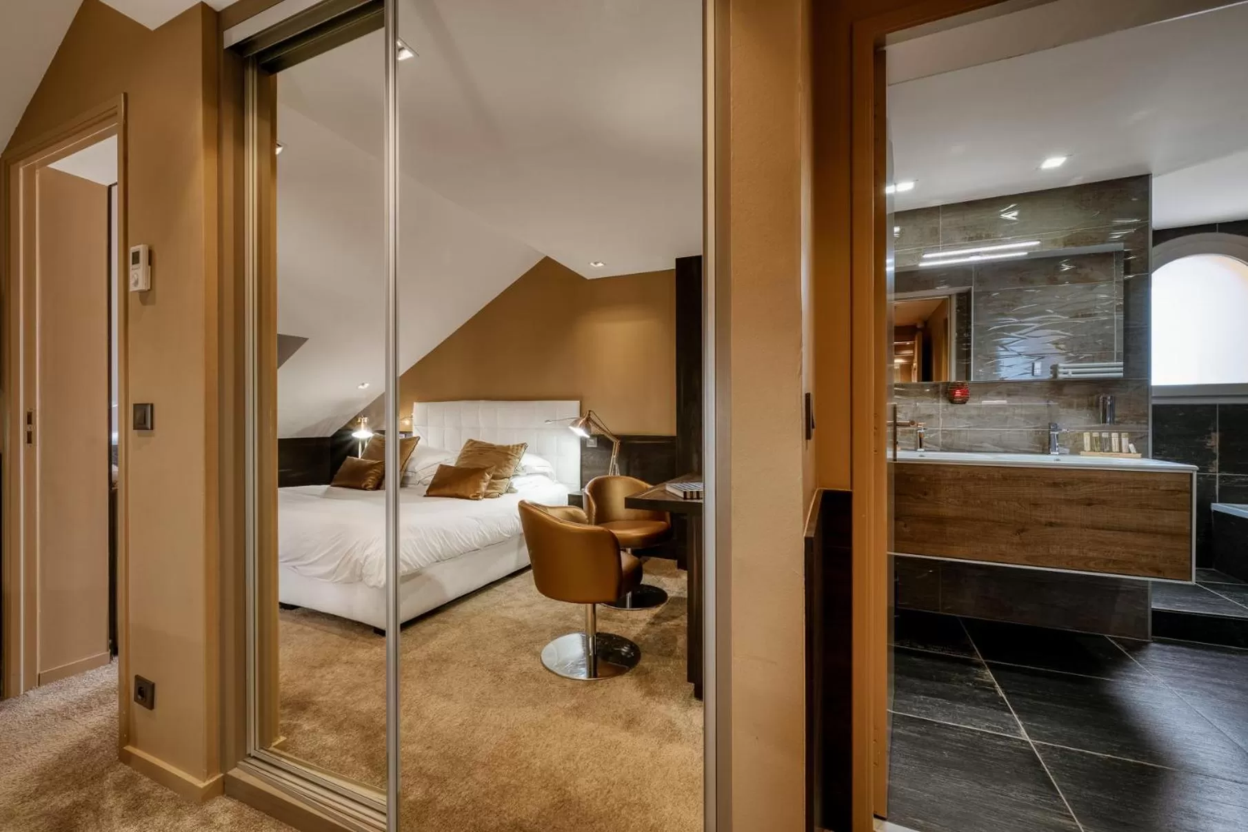 Bathroom, Bed in Hotel Le Tremplin