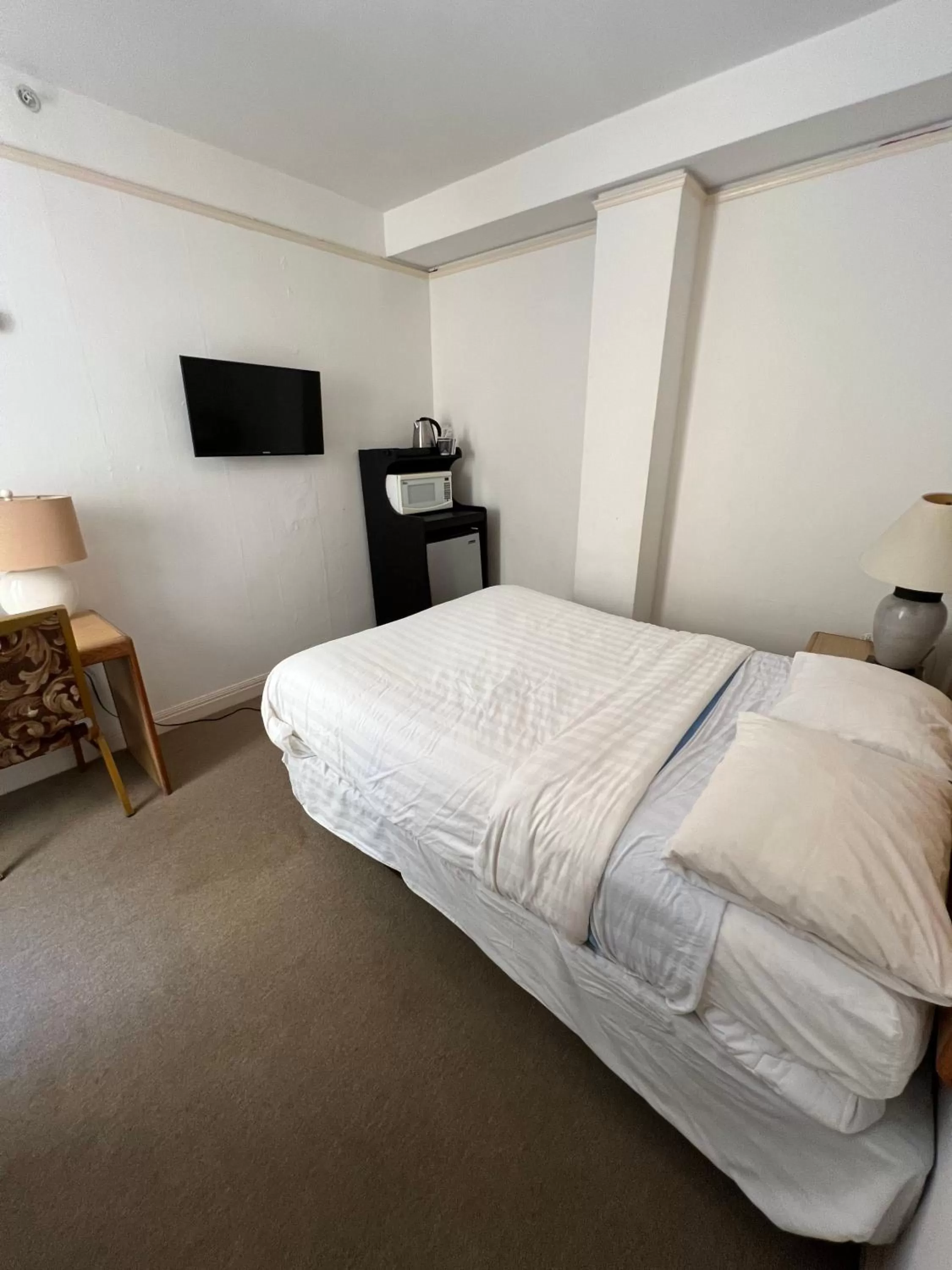 Bedroom, Bed in Nash Hotel