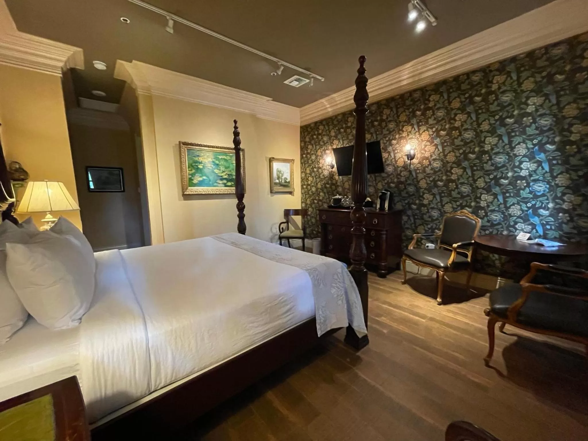 Bed in The Inn at Houmas House Estate