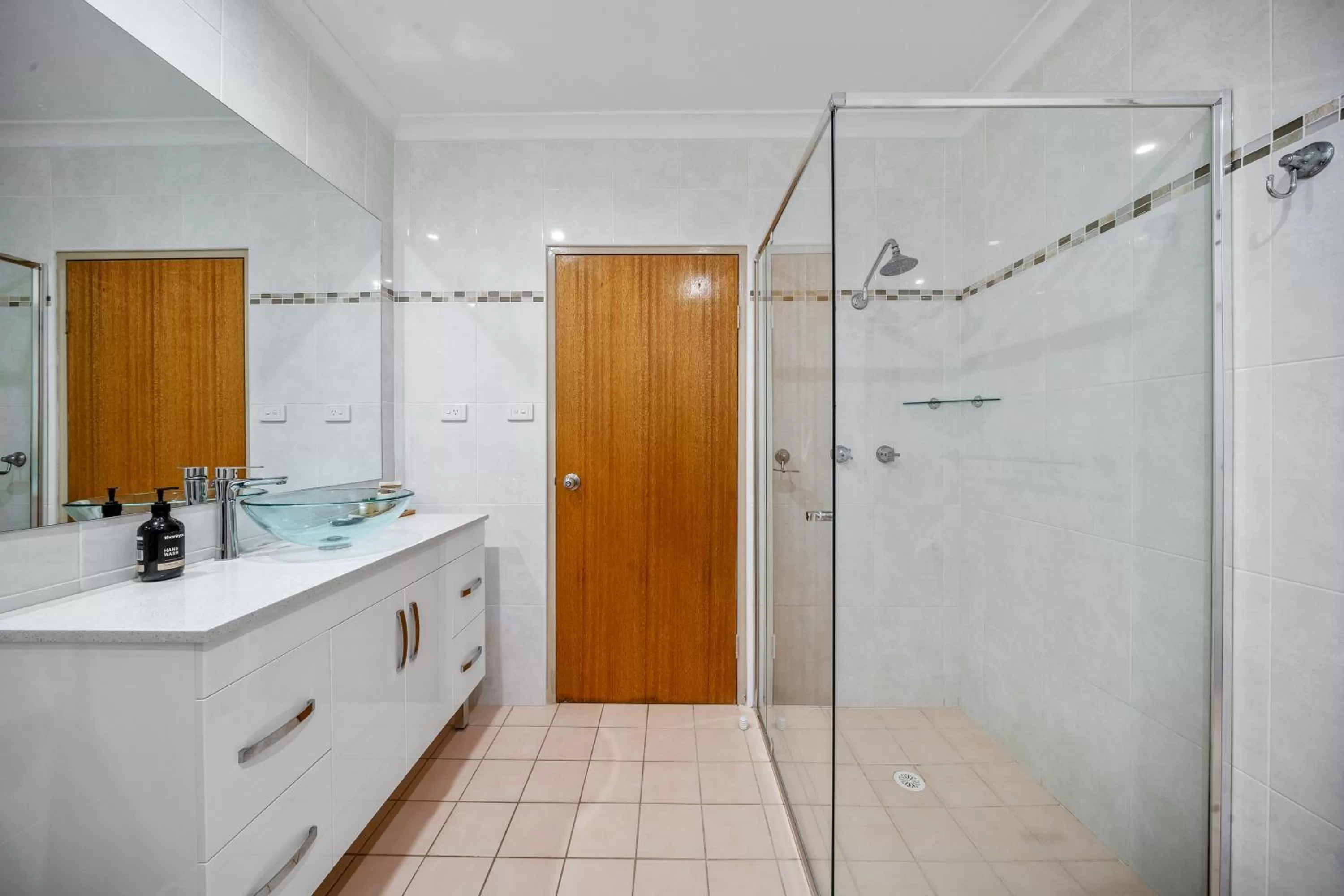 Bathroom in Oasis Inn Ulladulla - Welcoming Guests 18 Years and Older