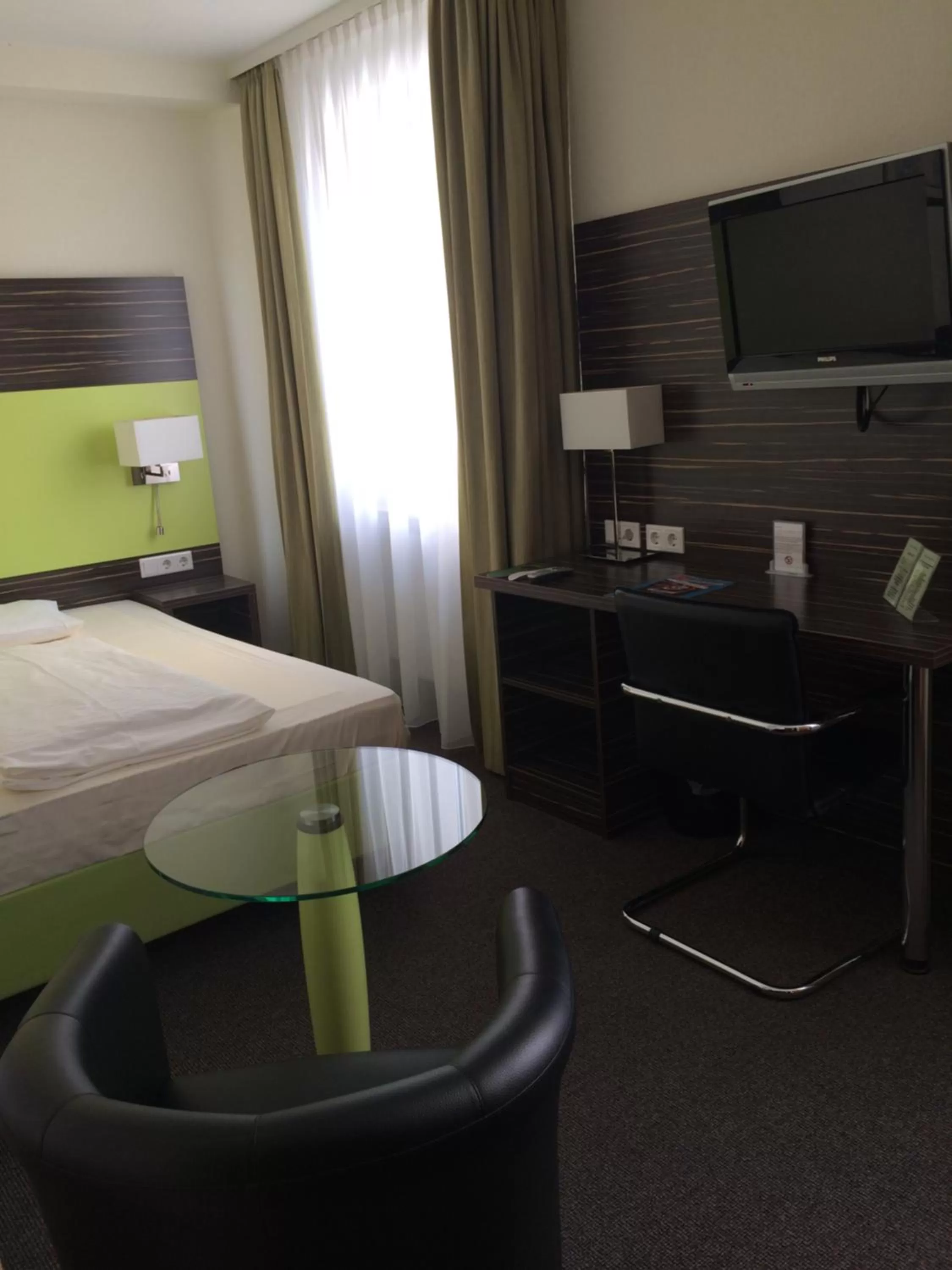 Photo of the whole room, TV/Entertainment Center in Behringers City Hotel Nürnberg