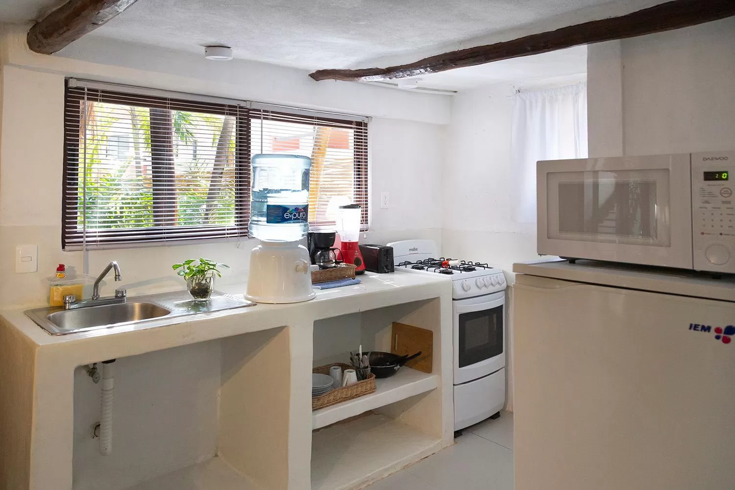 Coffee/tea facilities in Hotel Amar Inn