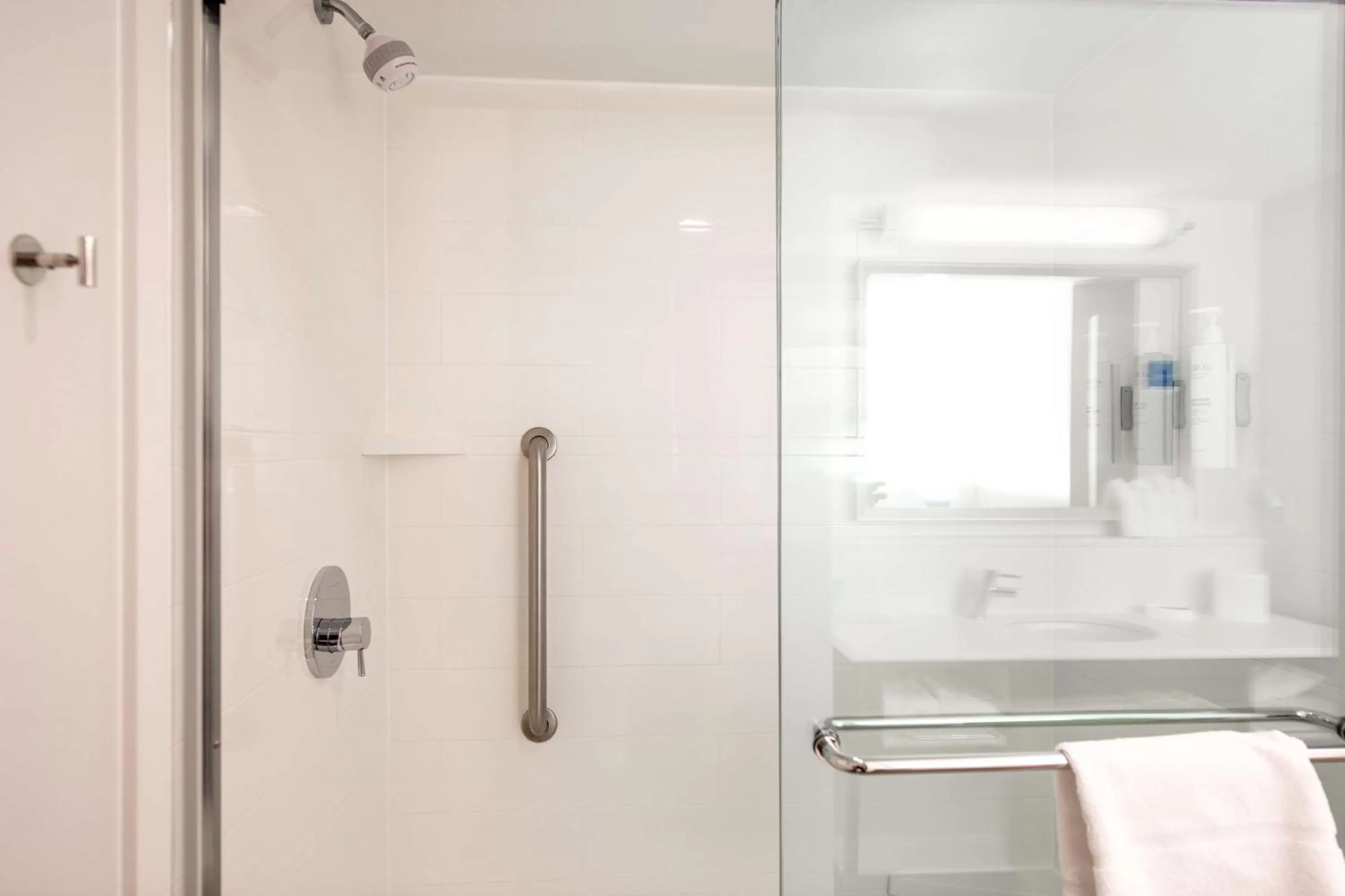 Bathroom in Hampton Inn Columbia I-26/Harbison Blvd