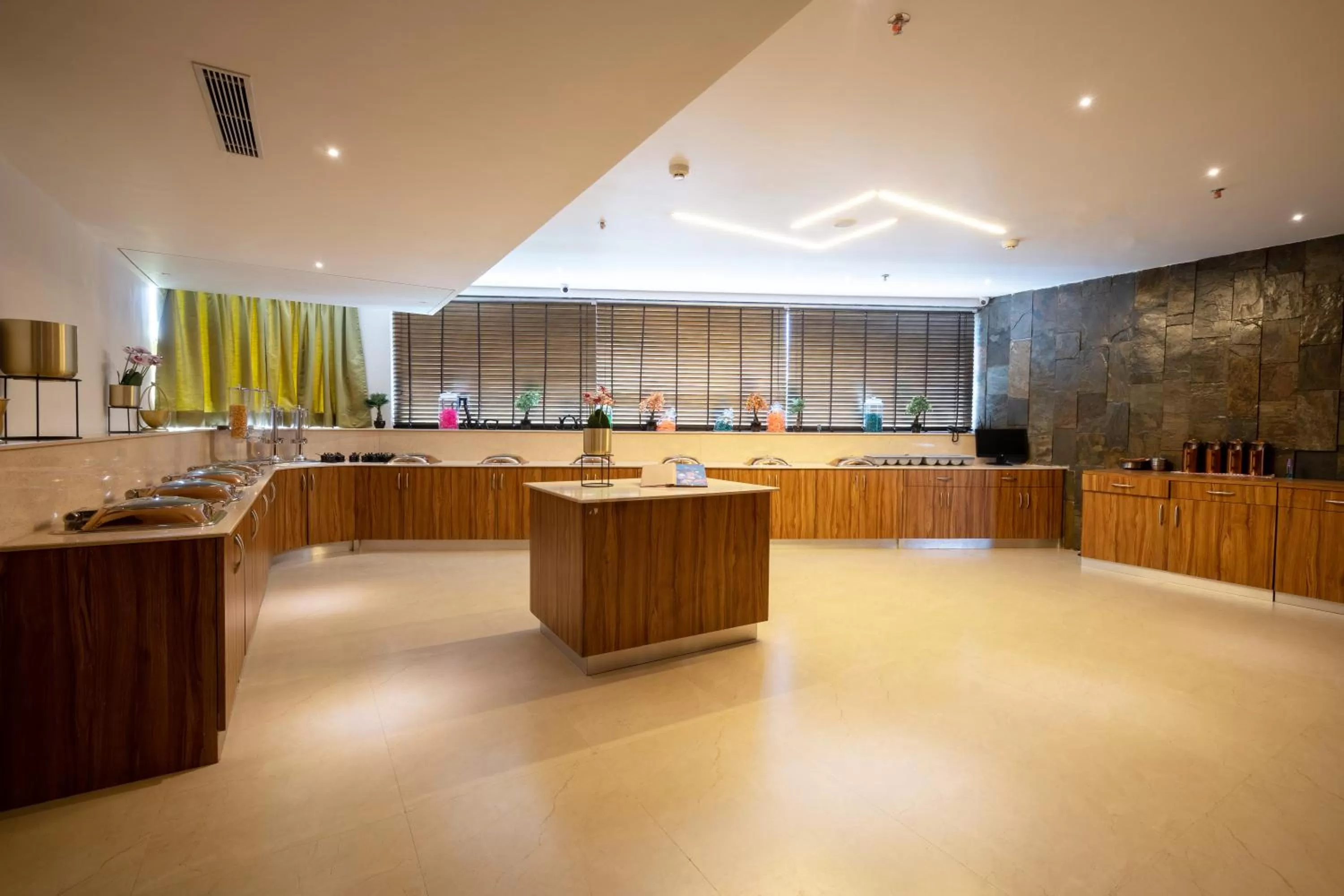 Restaurant/places to eat in Hotel Parkelite