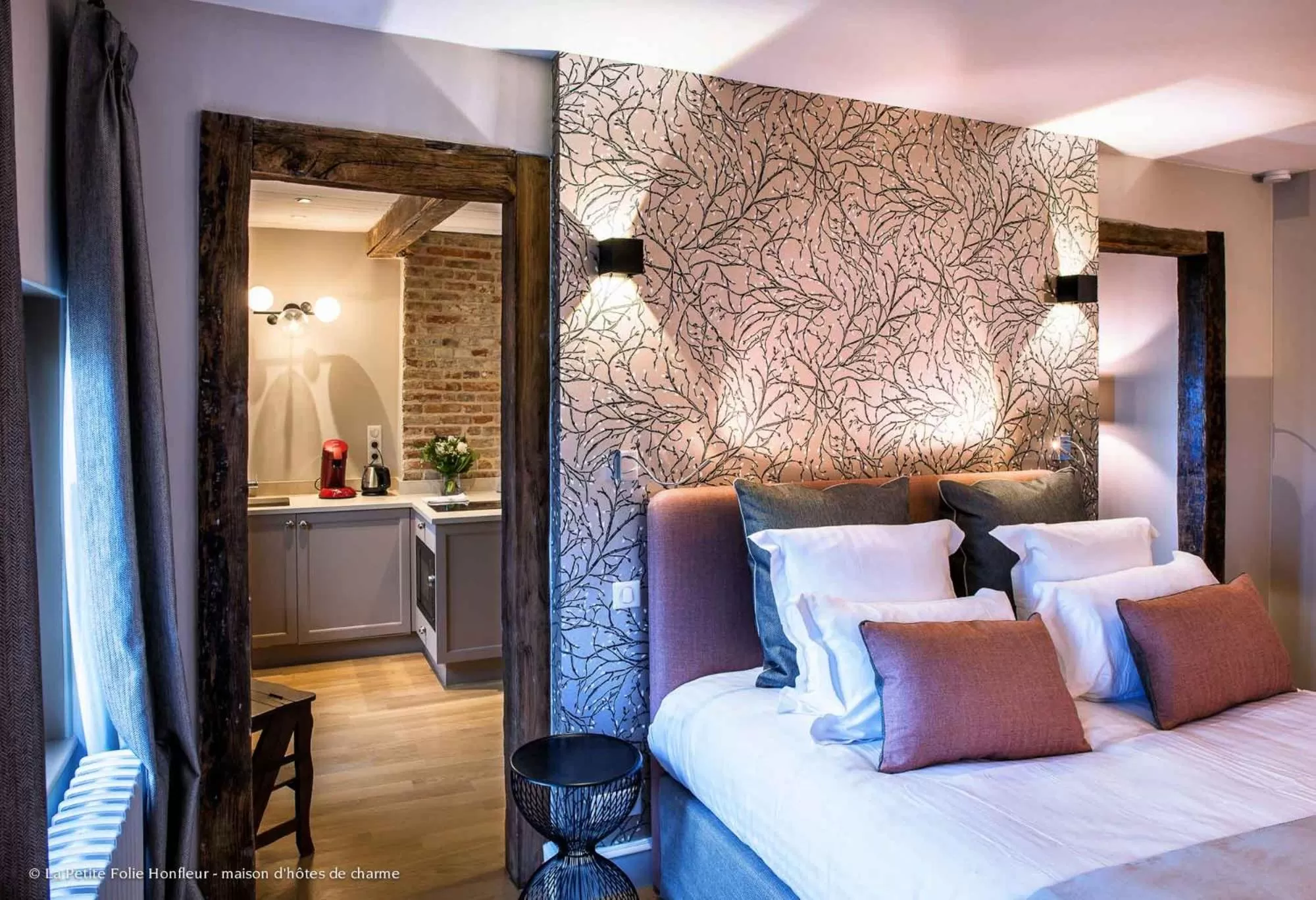 Kitchen or kitchenette, Bed in La Petite Folie