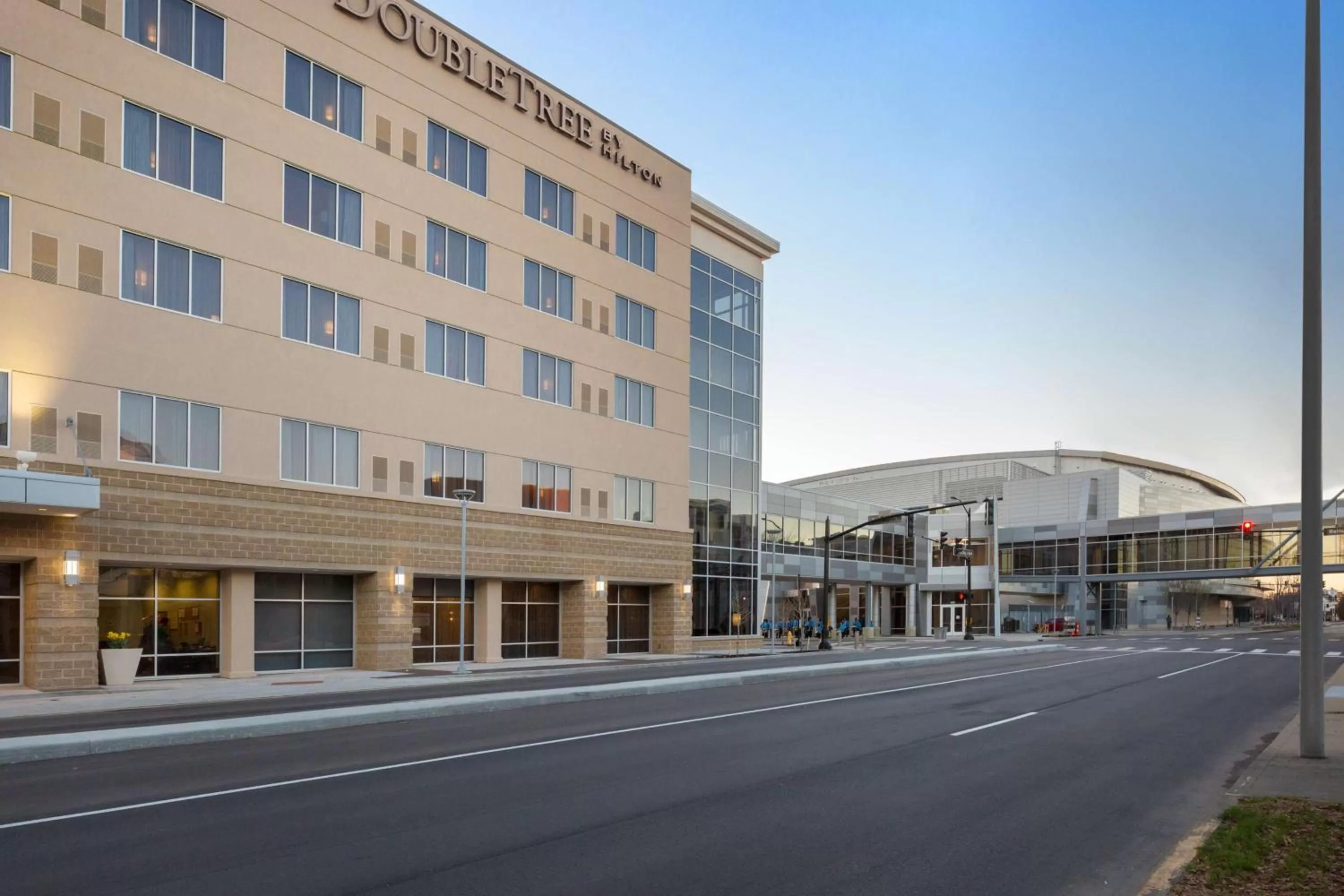 Property building in DoubleTree by Hilton Evansville