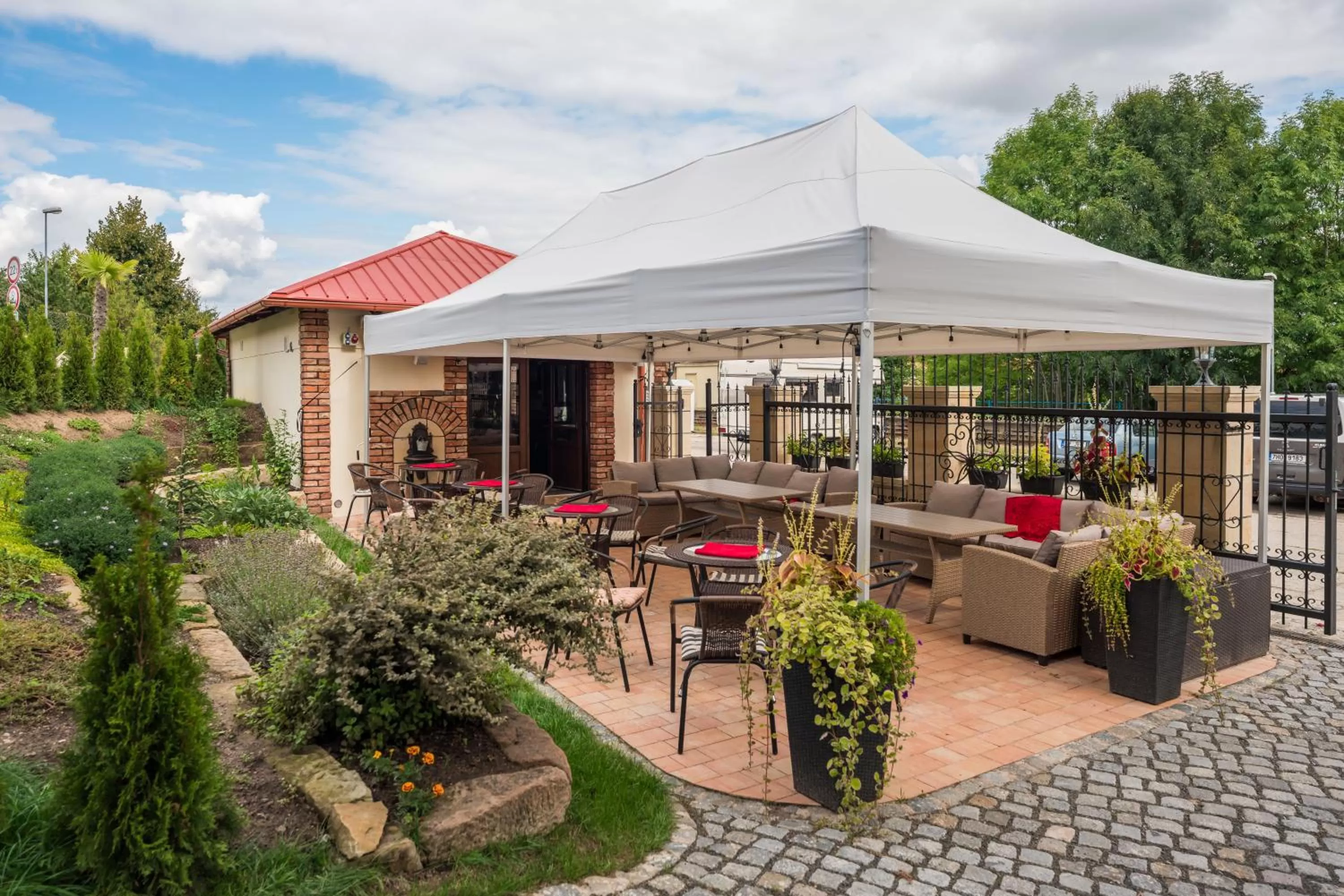 Restaurant/places to eat in Villa Libosad