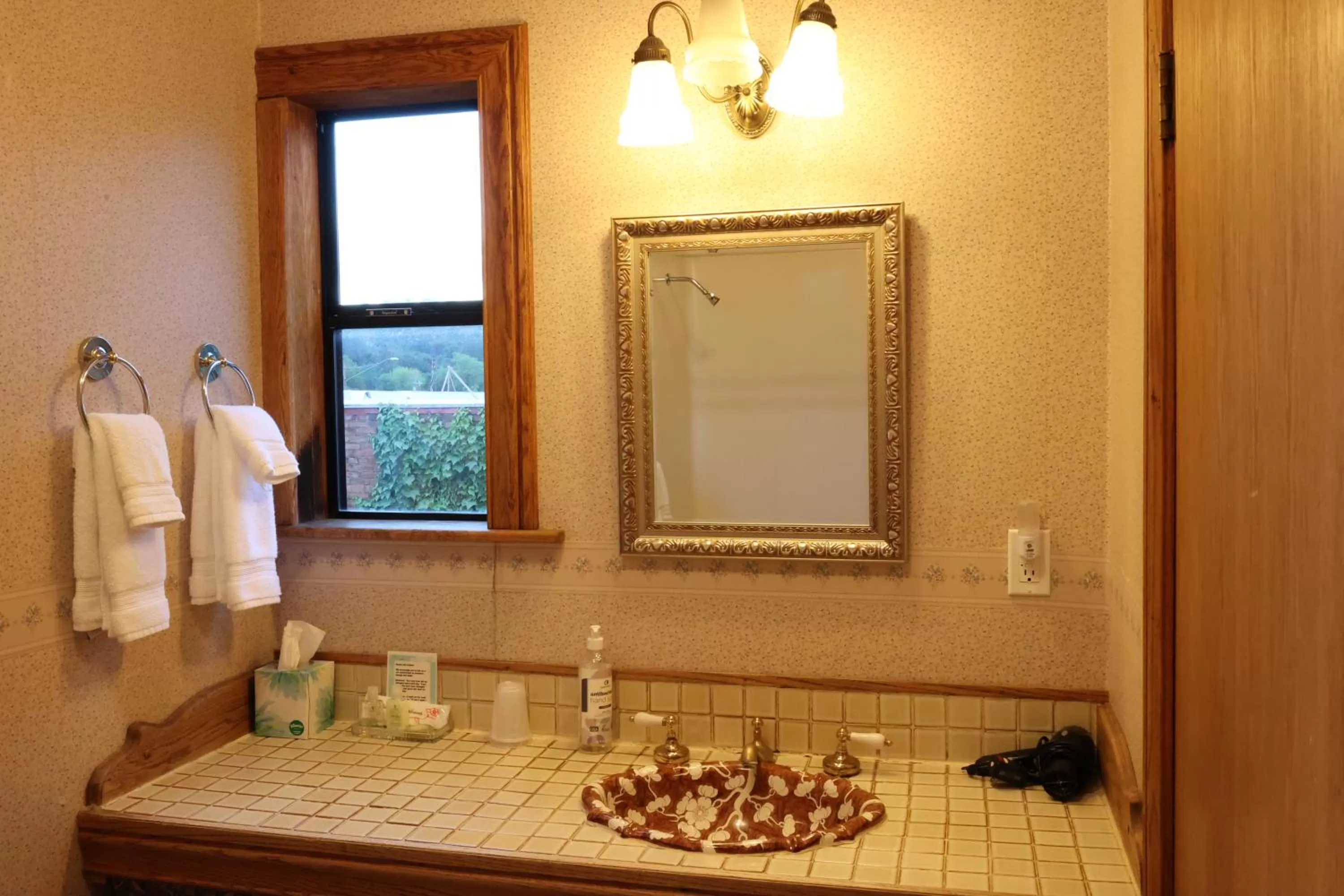 Bathroom in Mariposa Hotel Inn