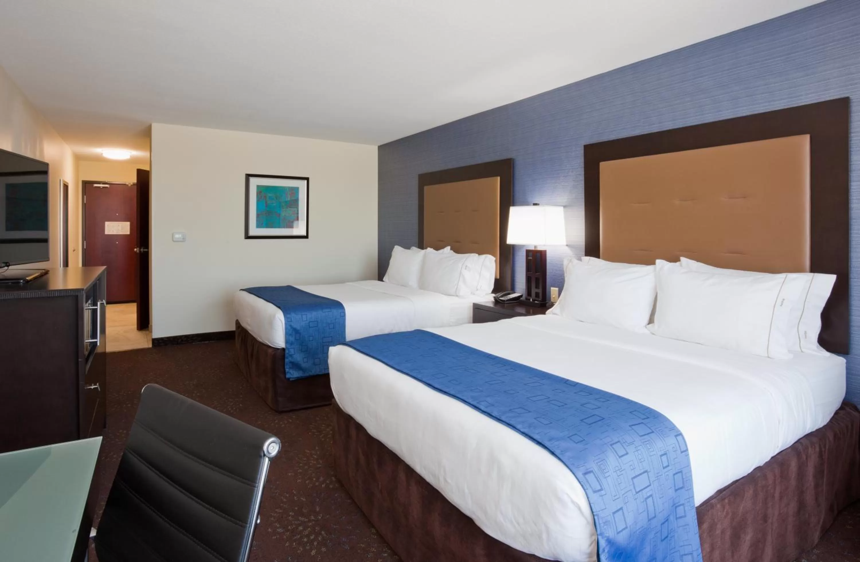 Photo of the whole room, Bed in Holiday Inn Express & Suites Fort Dodge by IHG